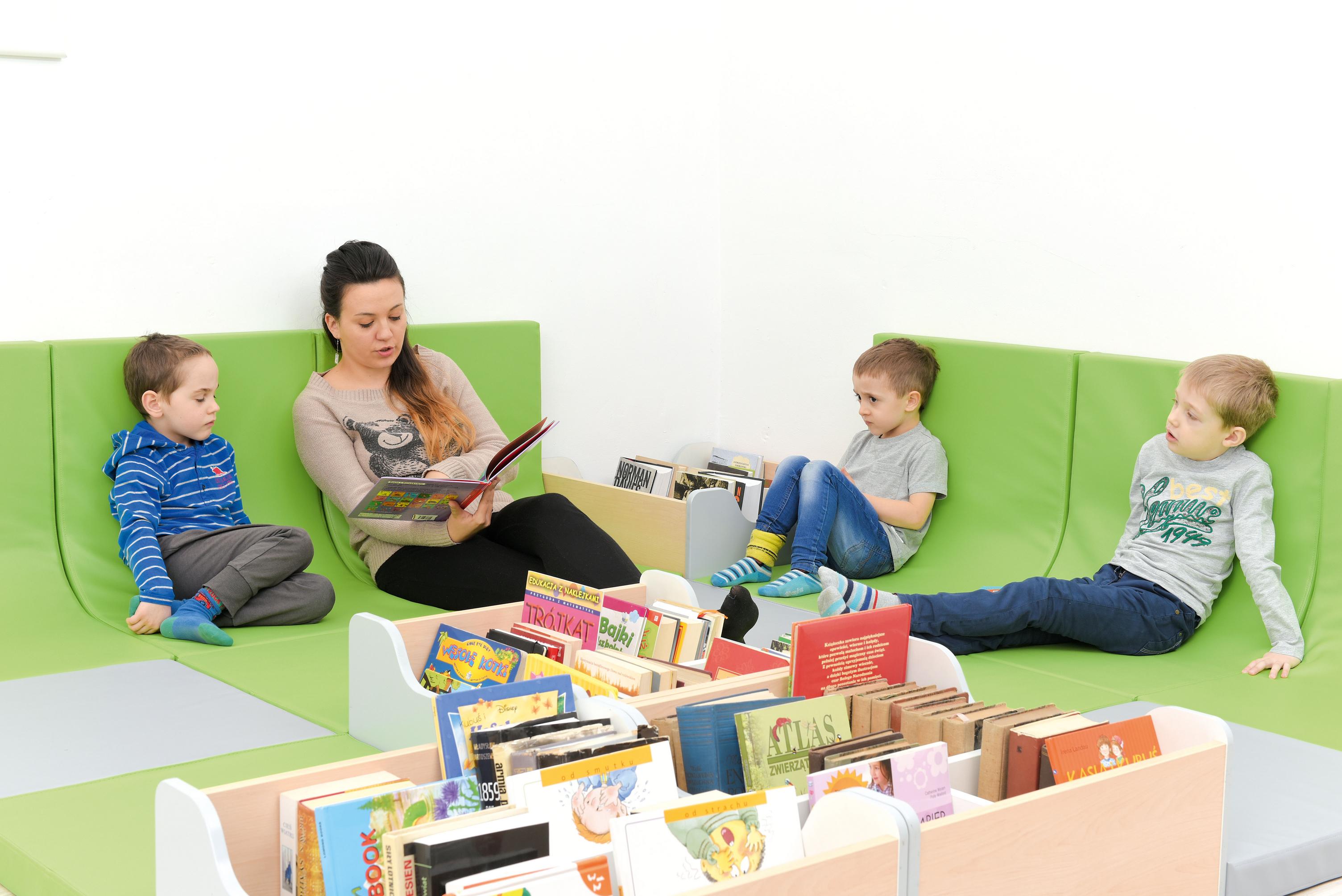 Kinder und Erwachsene lesen in der Quadrolandschaft. - Produkt wird im Kindergarten oder Schule genutzt.