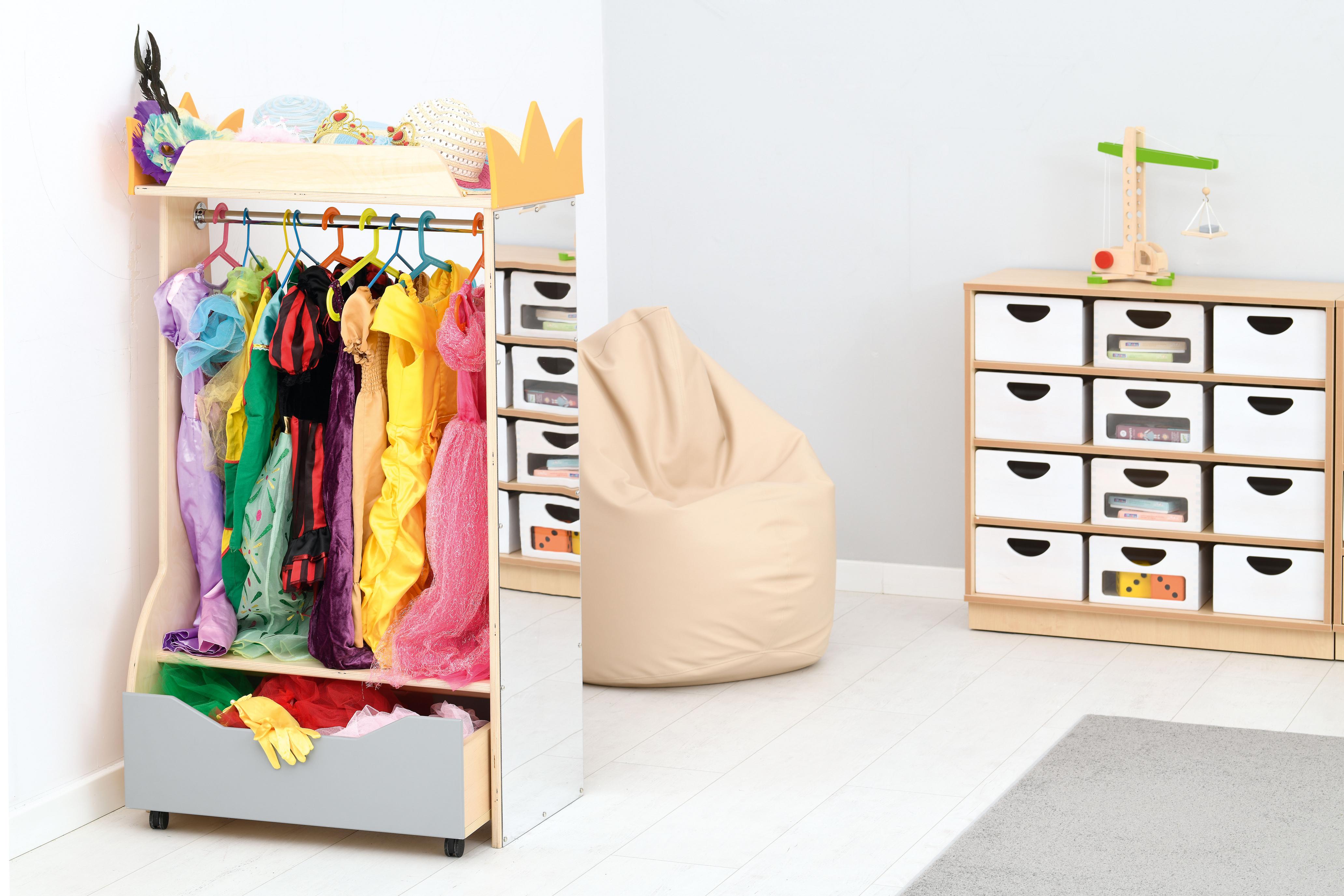 Kindergarten Garderobe mit großem Spiegel und bunten Kostümen