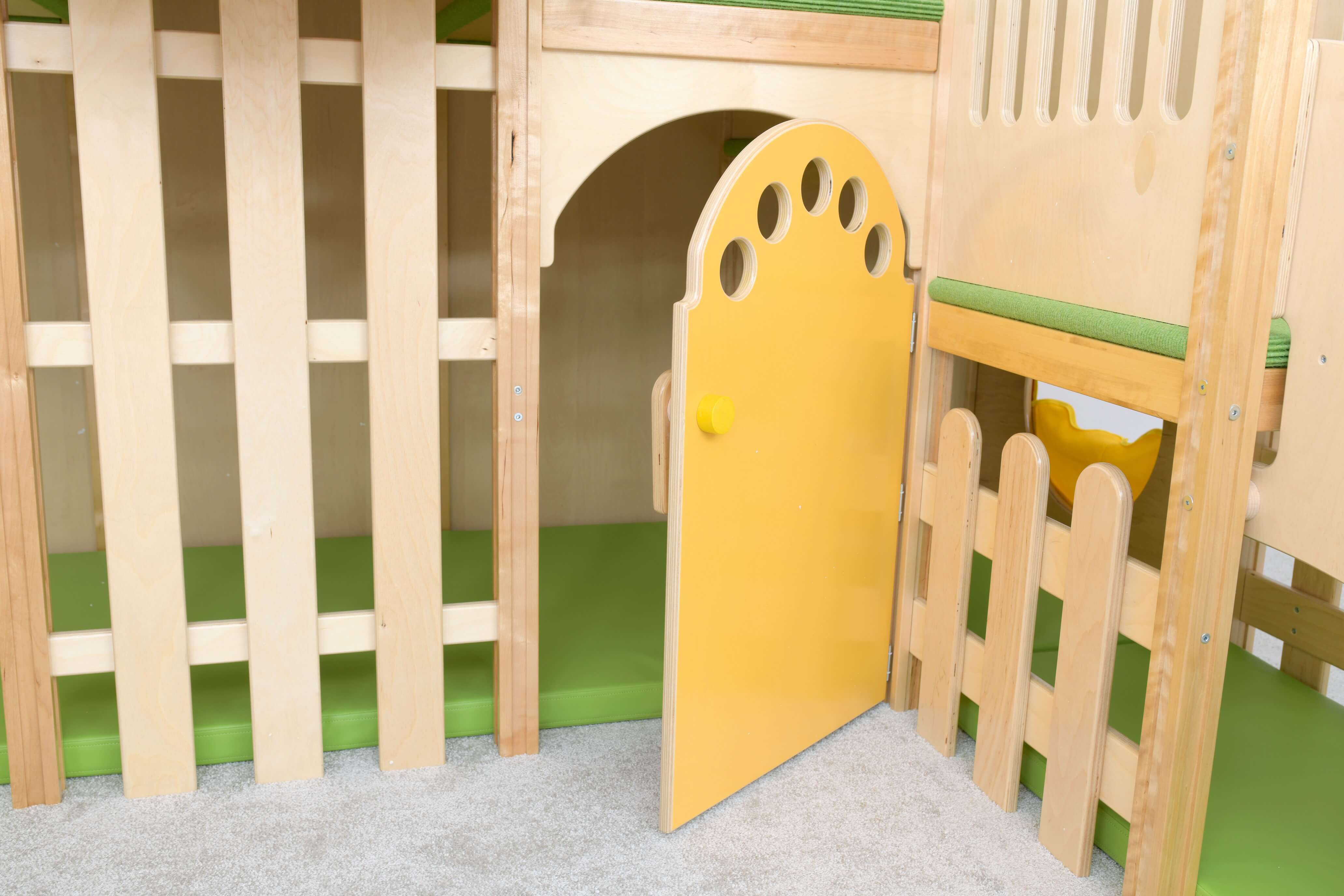 Kindergarten Spielburg Leo XXL Detailansicht kleine Tür