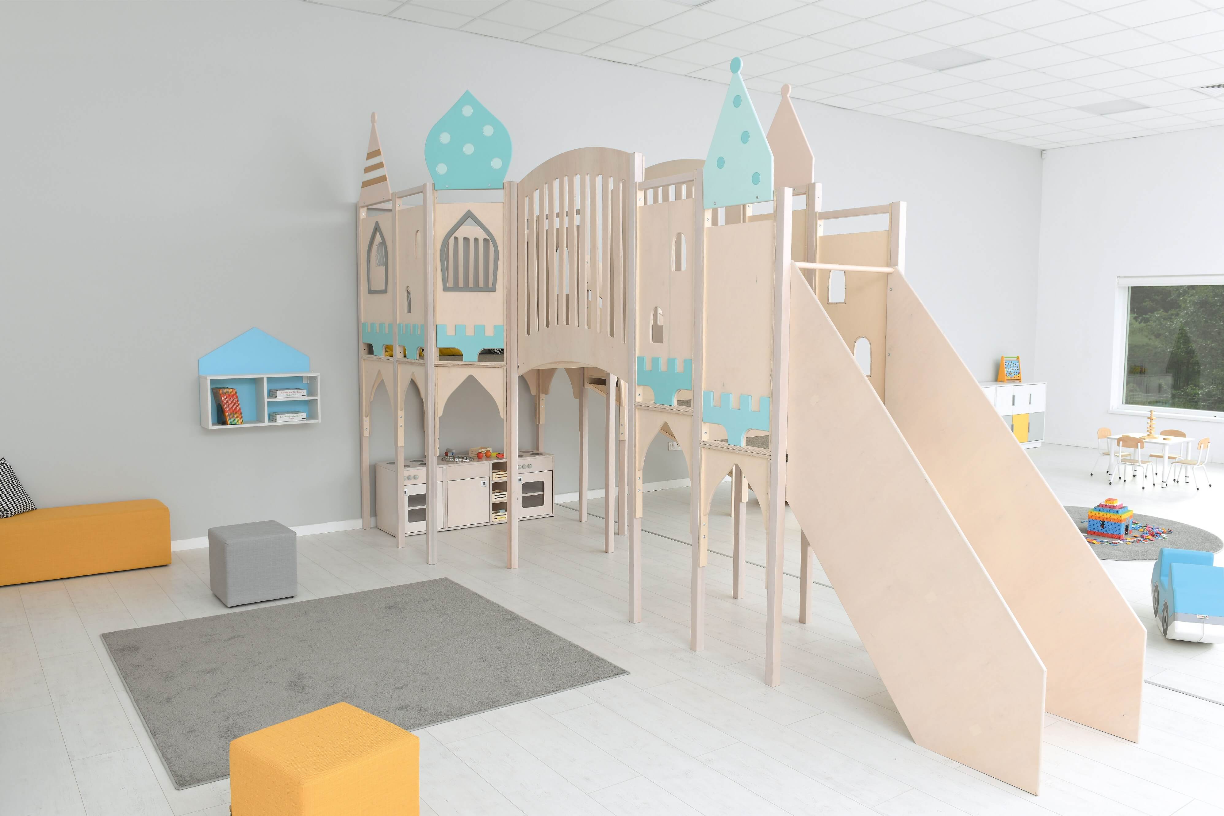 Kindergarten Spielburg Märchenschloss im Raum linke Seitenansicht