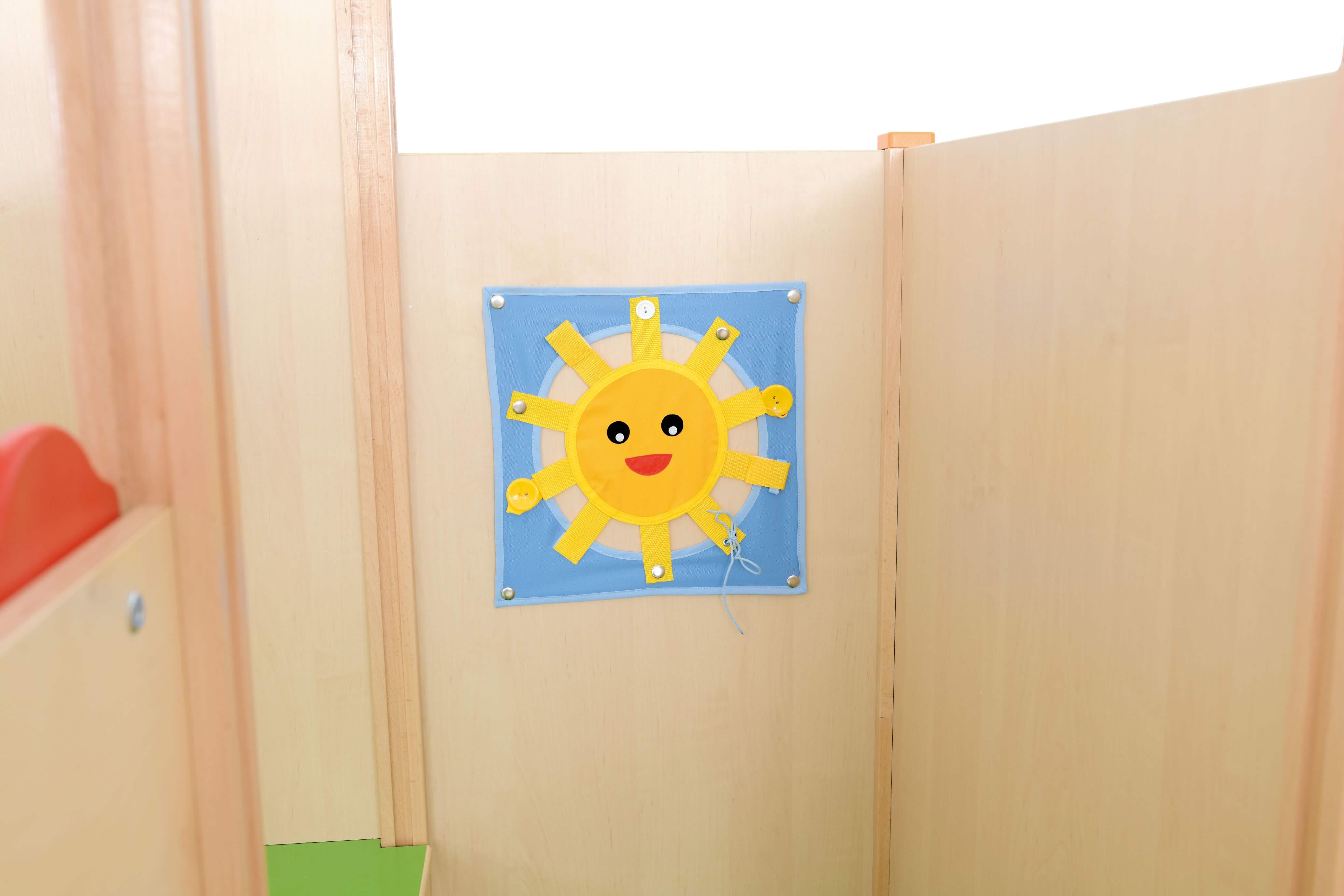 Kindergarten Spielecke Leo XL Detailansicht Applikation zum Lernen von Motorik