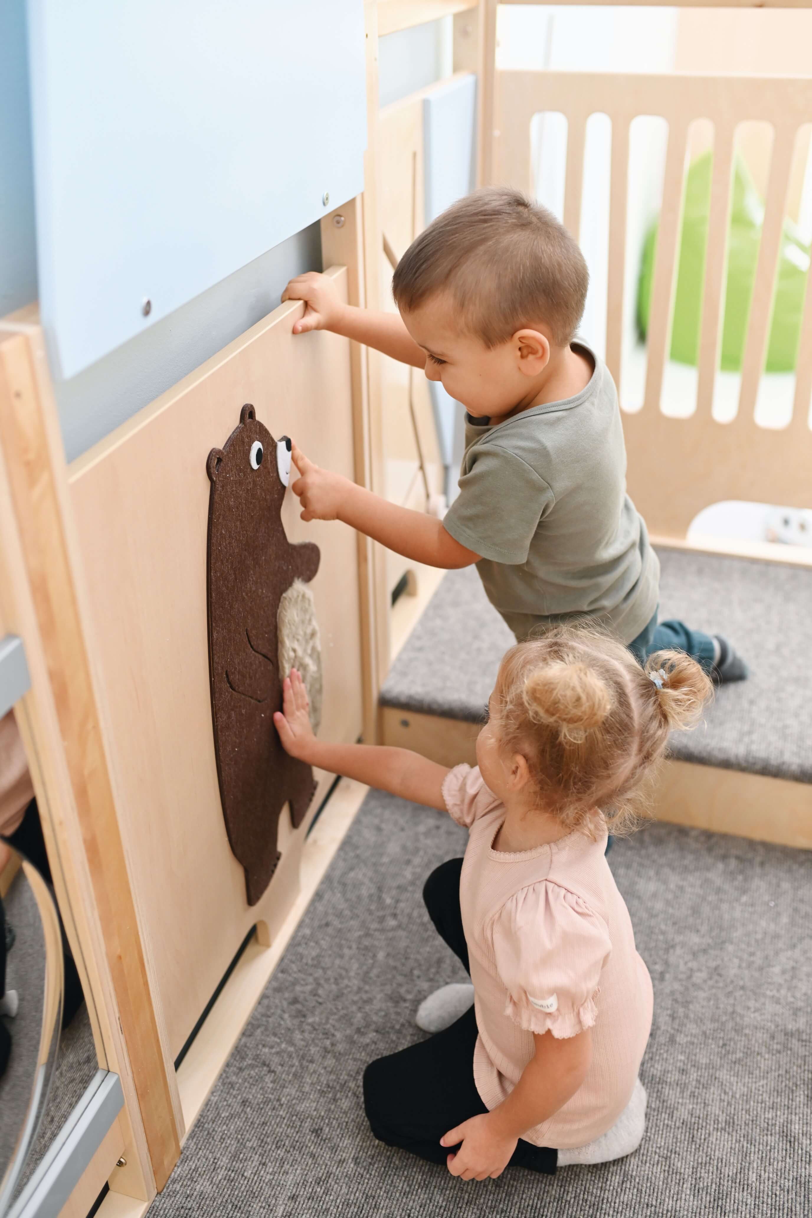 Kindergarten Spielpodest Alpenblick Detailansicht Spielwand für taktile Sinneswahrnehmung mit Krippenkindern