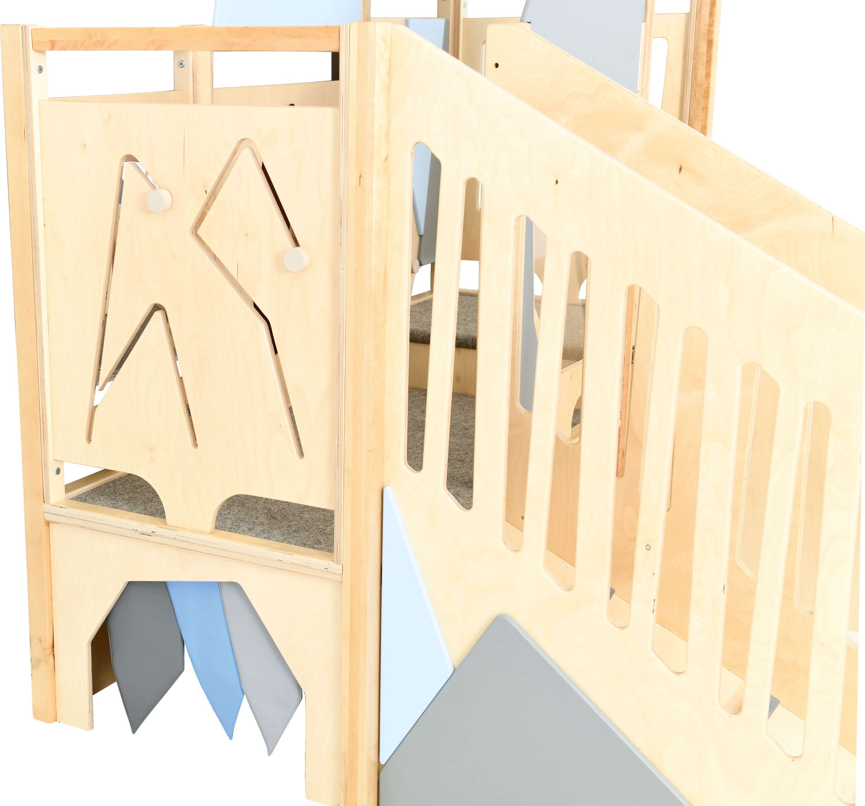 Kindergarten Spielpodest Alpenblick Detailansicht Treppe und Spielwand für Motorik