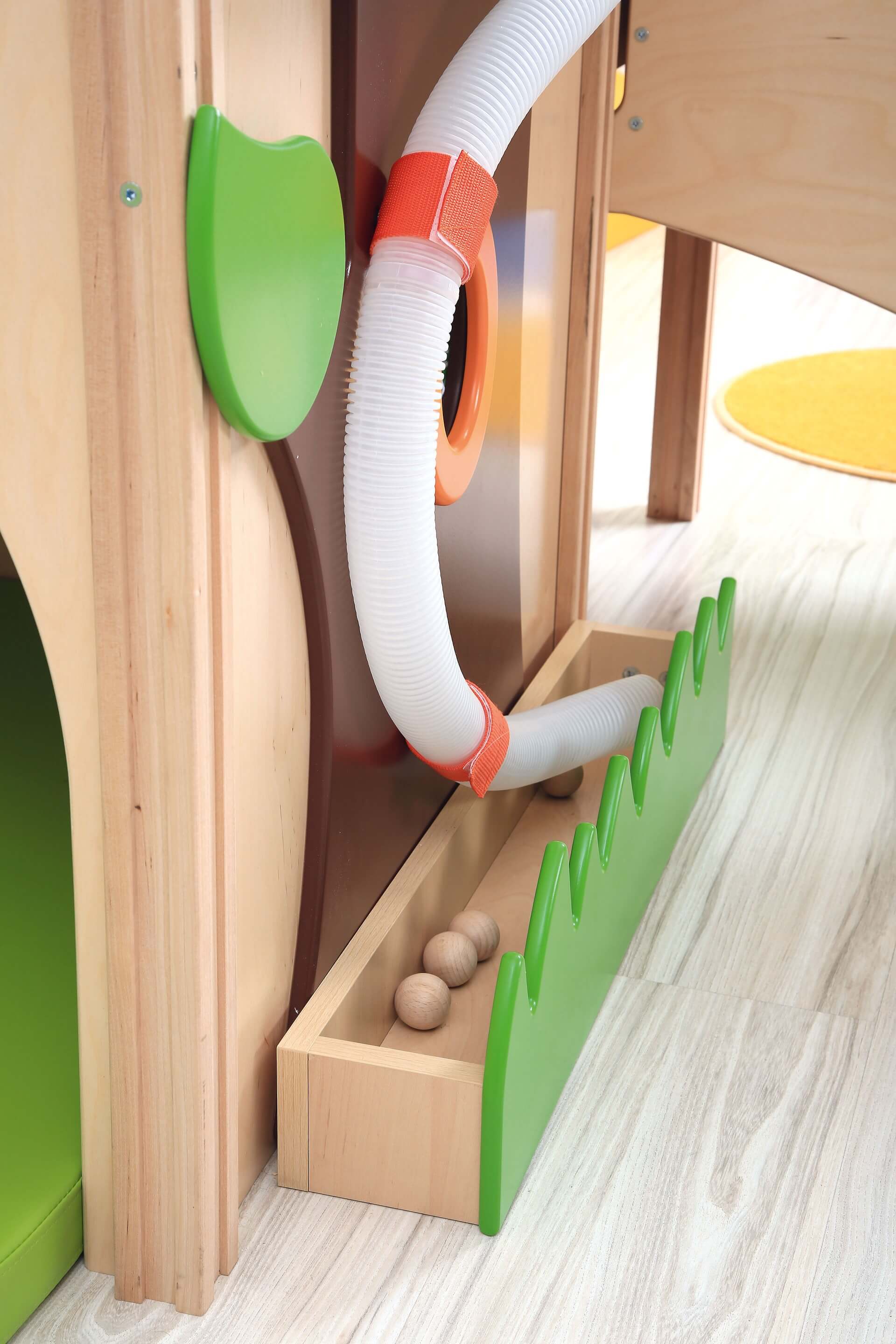 Kindergarten Spielpodest Baumhaus Detailansicht Kugelbahn