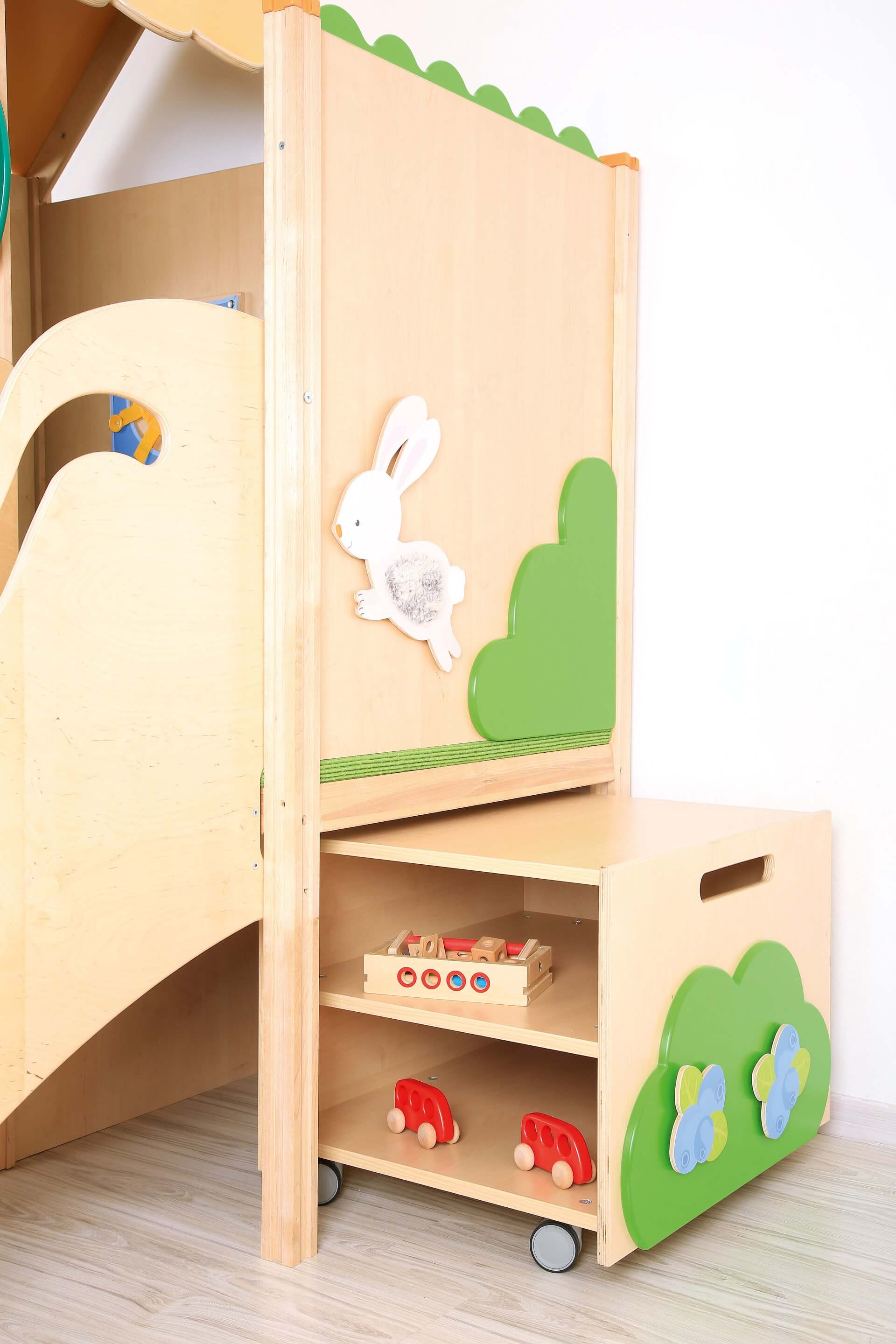 Kindergarten Spielpodest Baumhaus Detailansicht Schrank 2