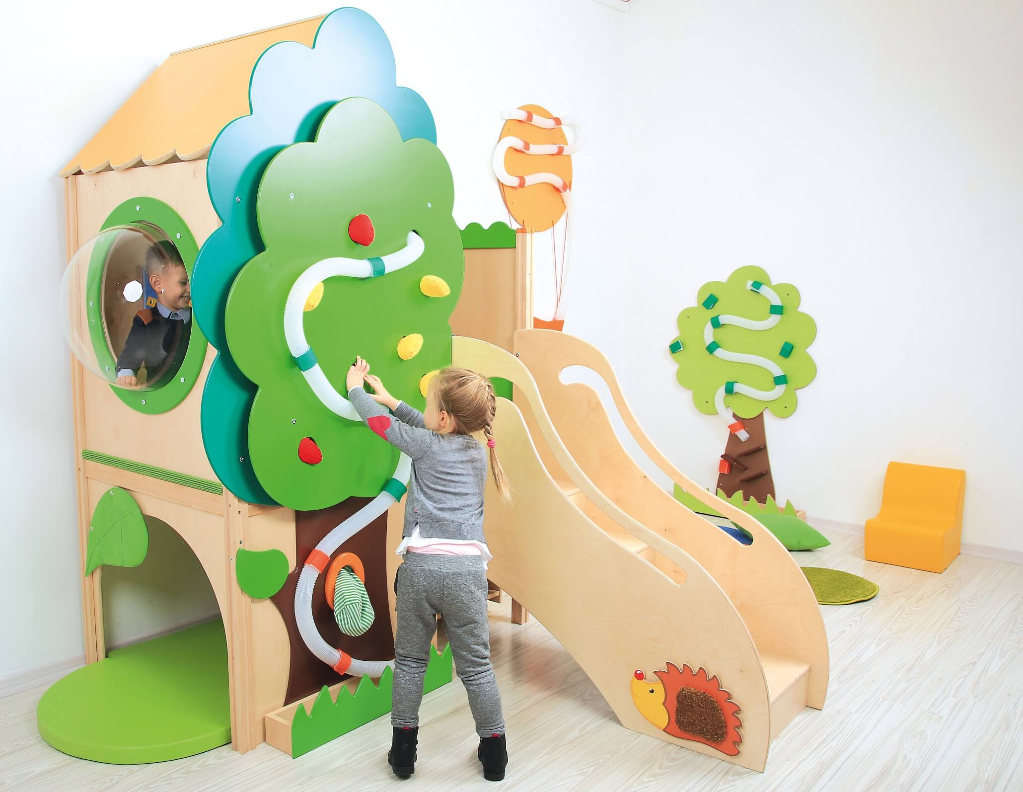 Kindergarten Spielpodest Baumhaus im Gruppenraum Kinder spielen