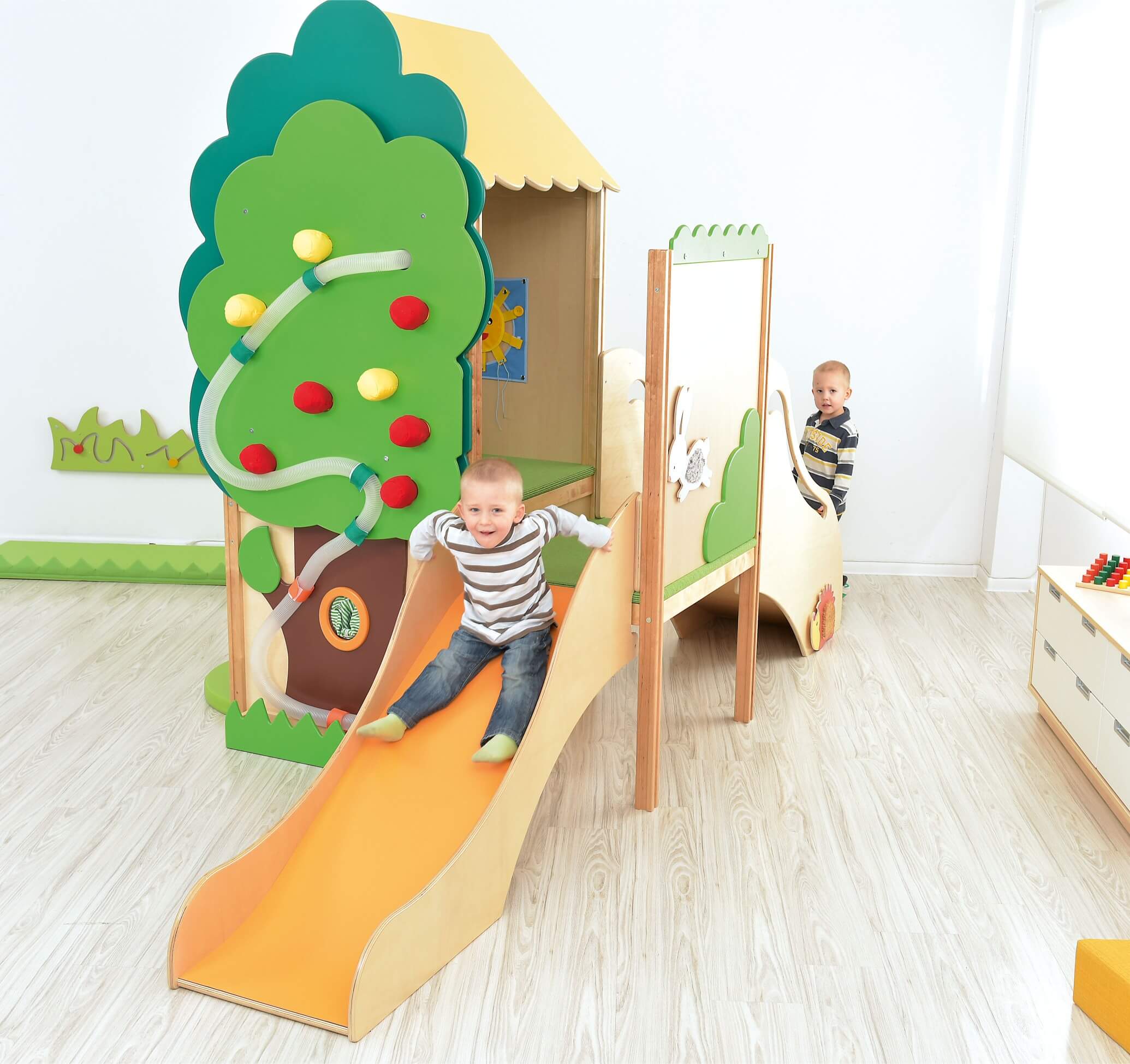 Kindergarten Spielpodest Baumhaus im Gruppenraum mit Kindern