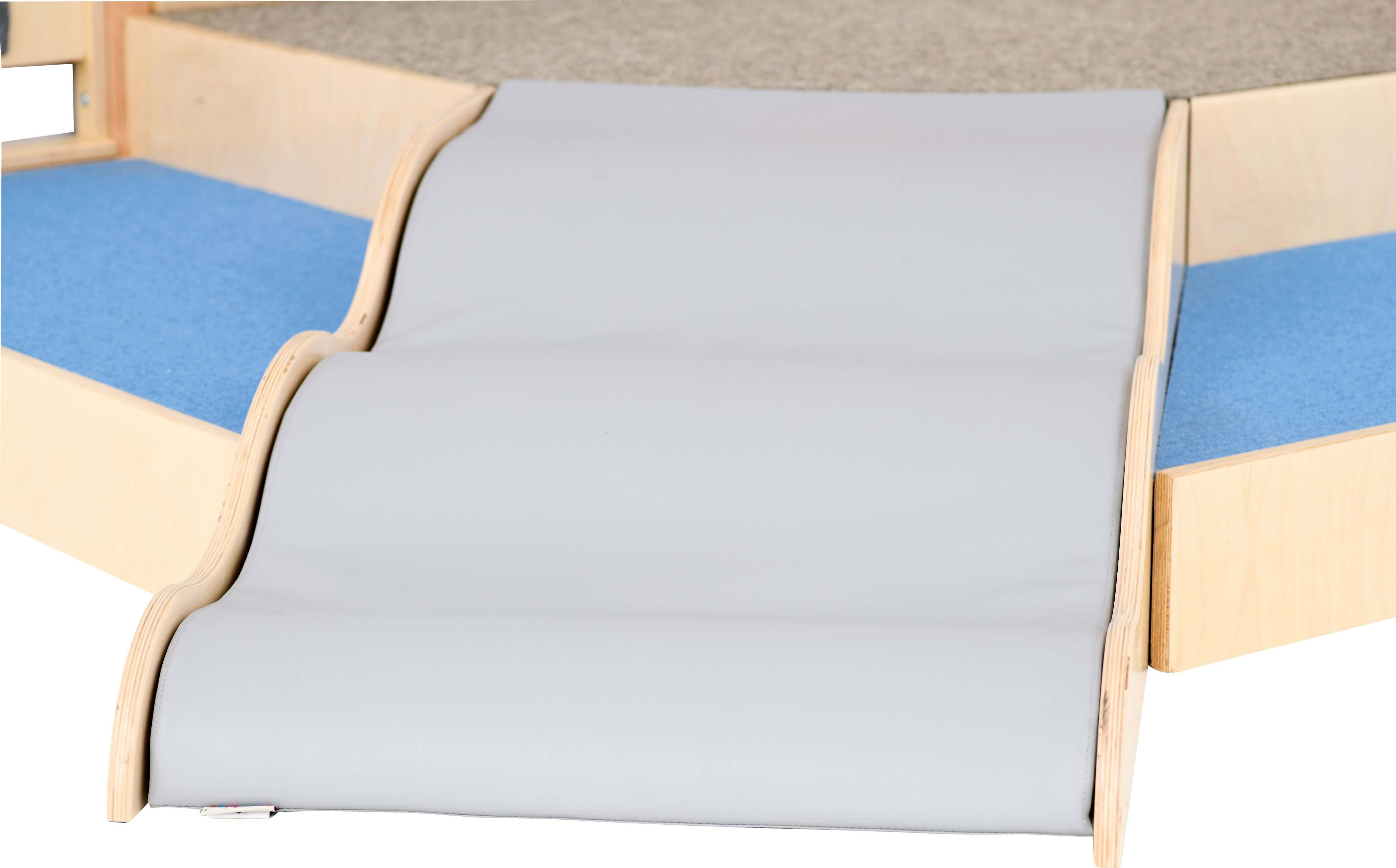 Kindergarten Spielpodest Saphir 2 Detailansicht Rutsche