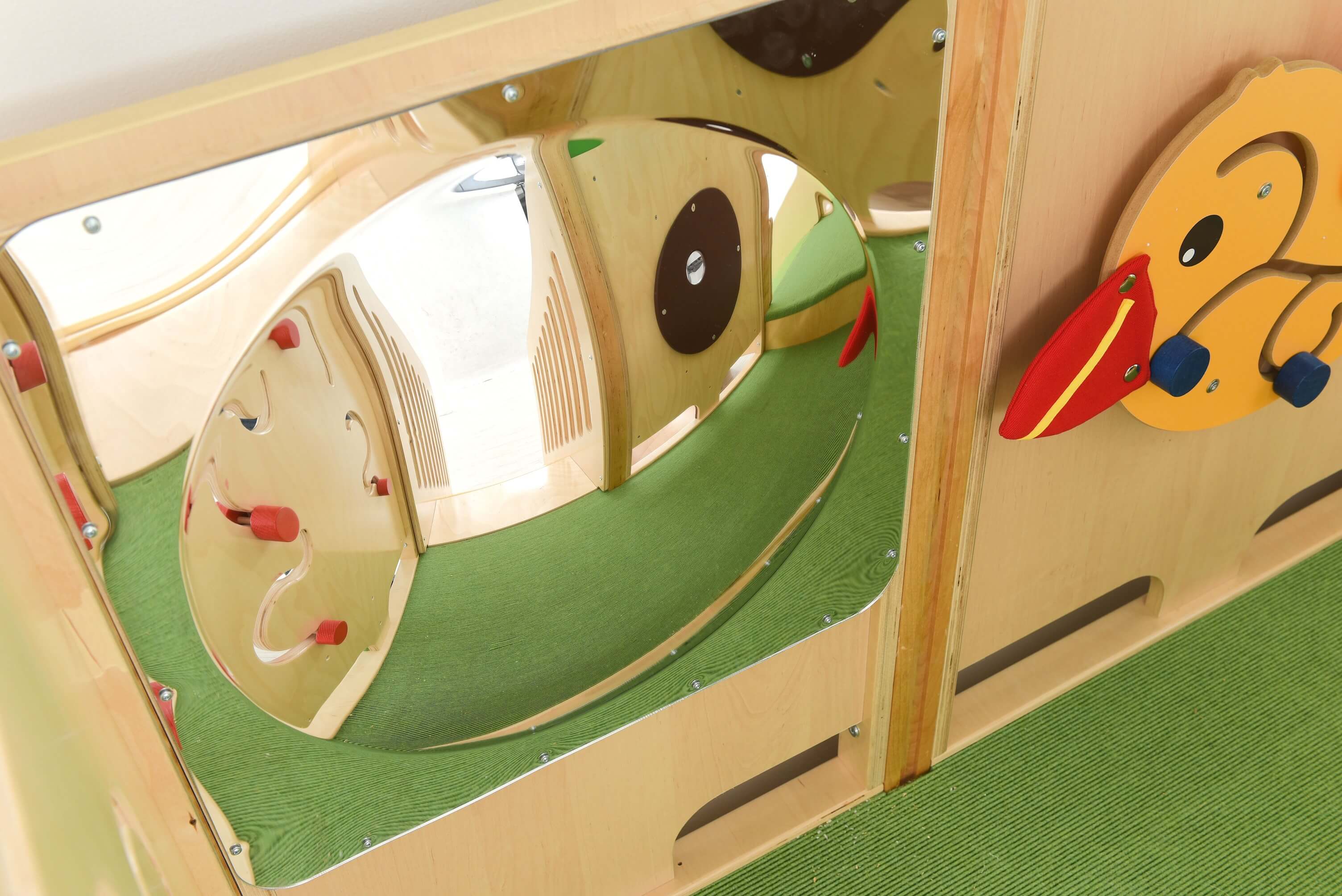 Kindergarten Spielpodest Vogelnest Detailansicht Spielwand für Motorik und Spiegel