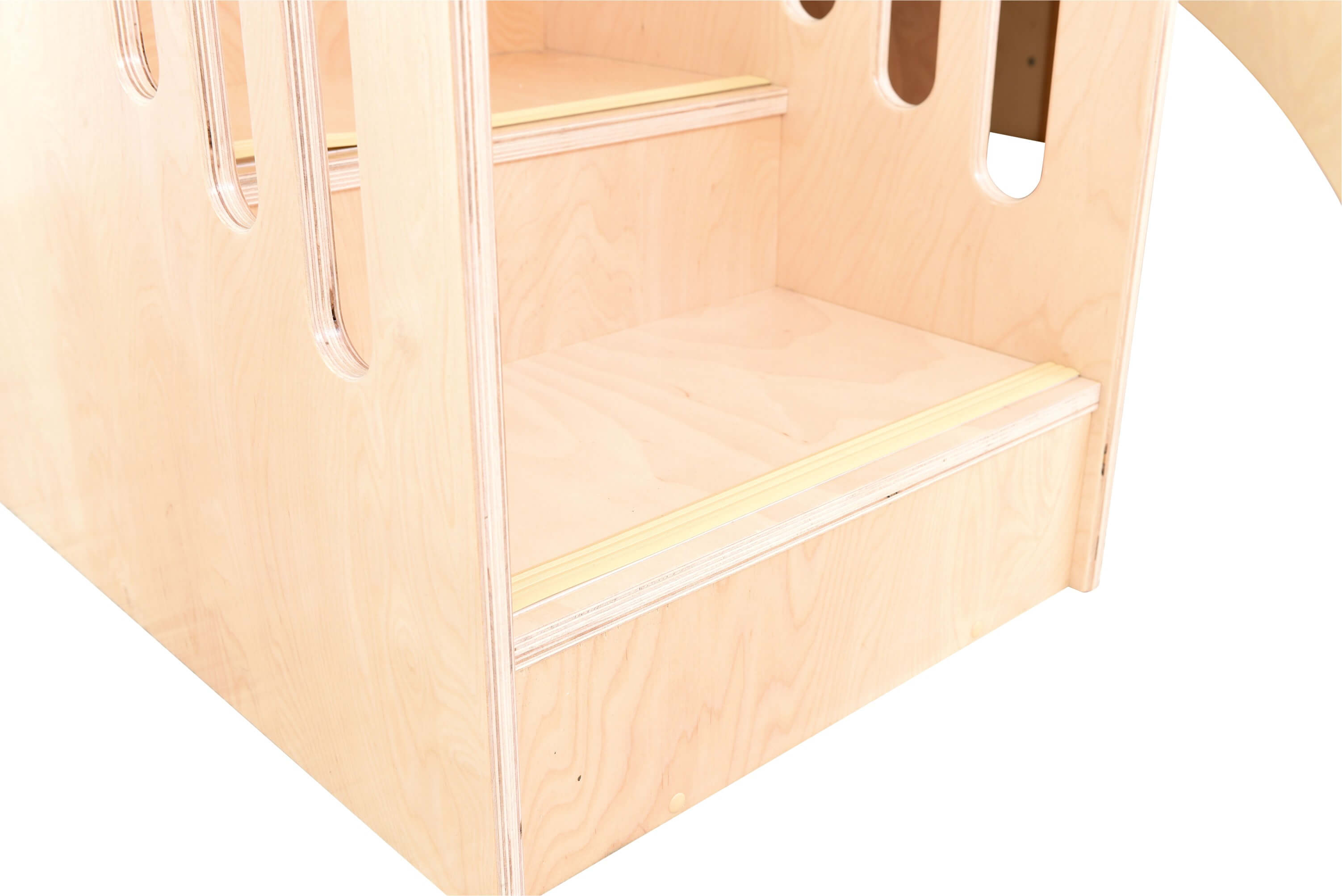 Kindergarten Spielpodest Vogelnest Detailansicht Treppen