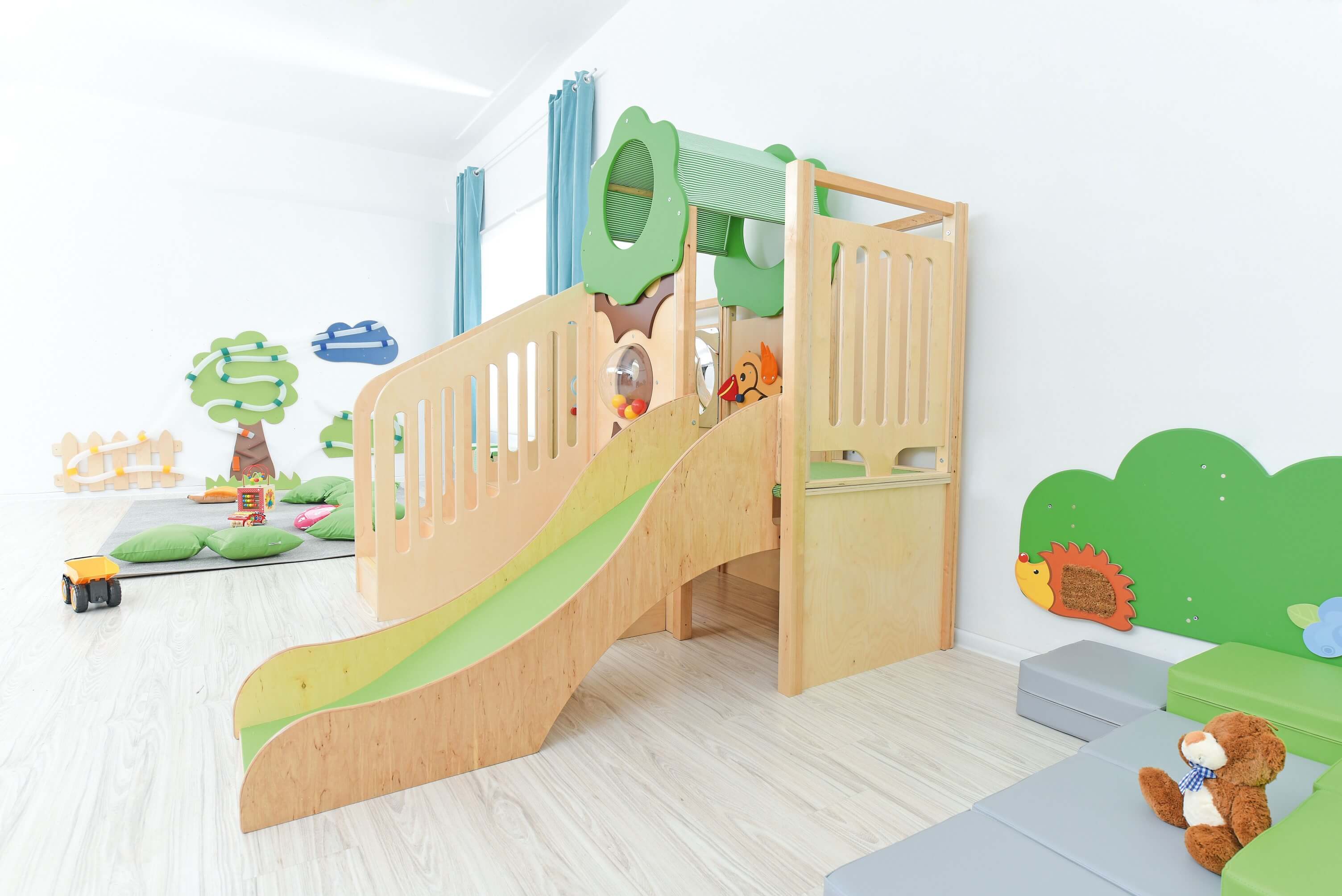 Kindergarten Spielpodest Vogelnest im Gruppenraum von vorne rechts