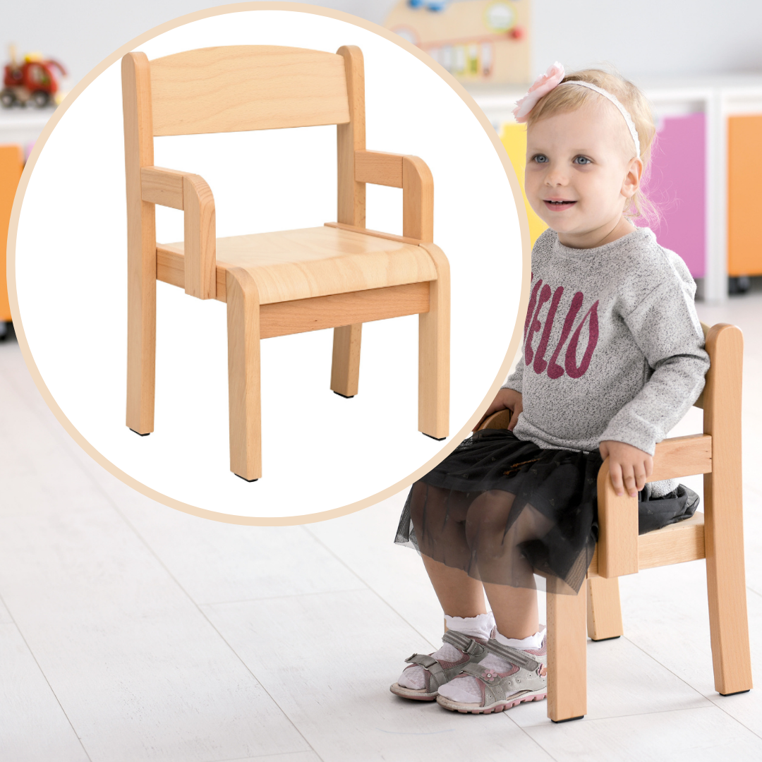 Kindergartenstuhl und Krippenstuhl Chris mit Armlehne mainimage kind sitzt