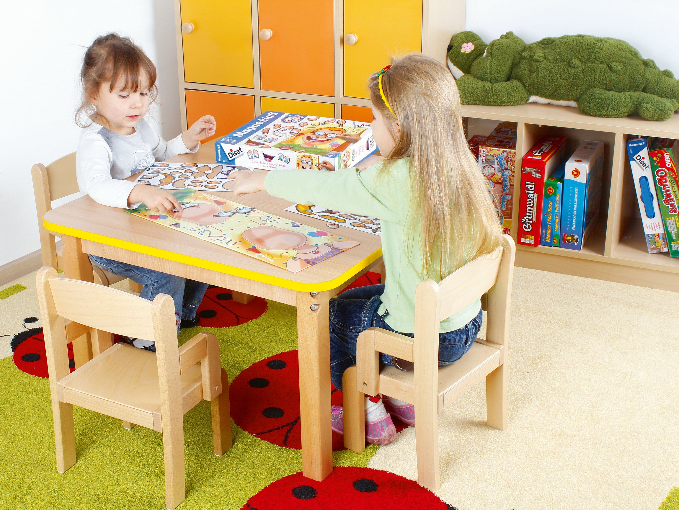 Kindergartenstuhl und Krippenstuhl Chris mit Armlehne im Gruppenraum mit Kindern