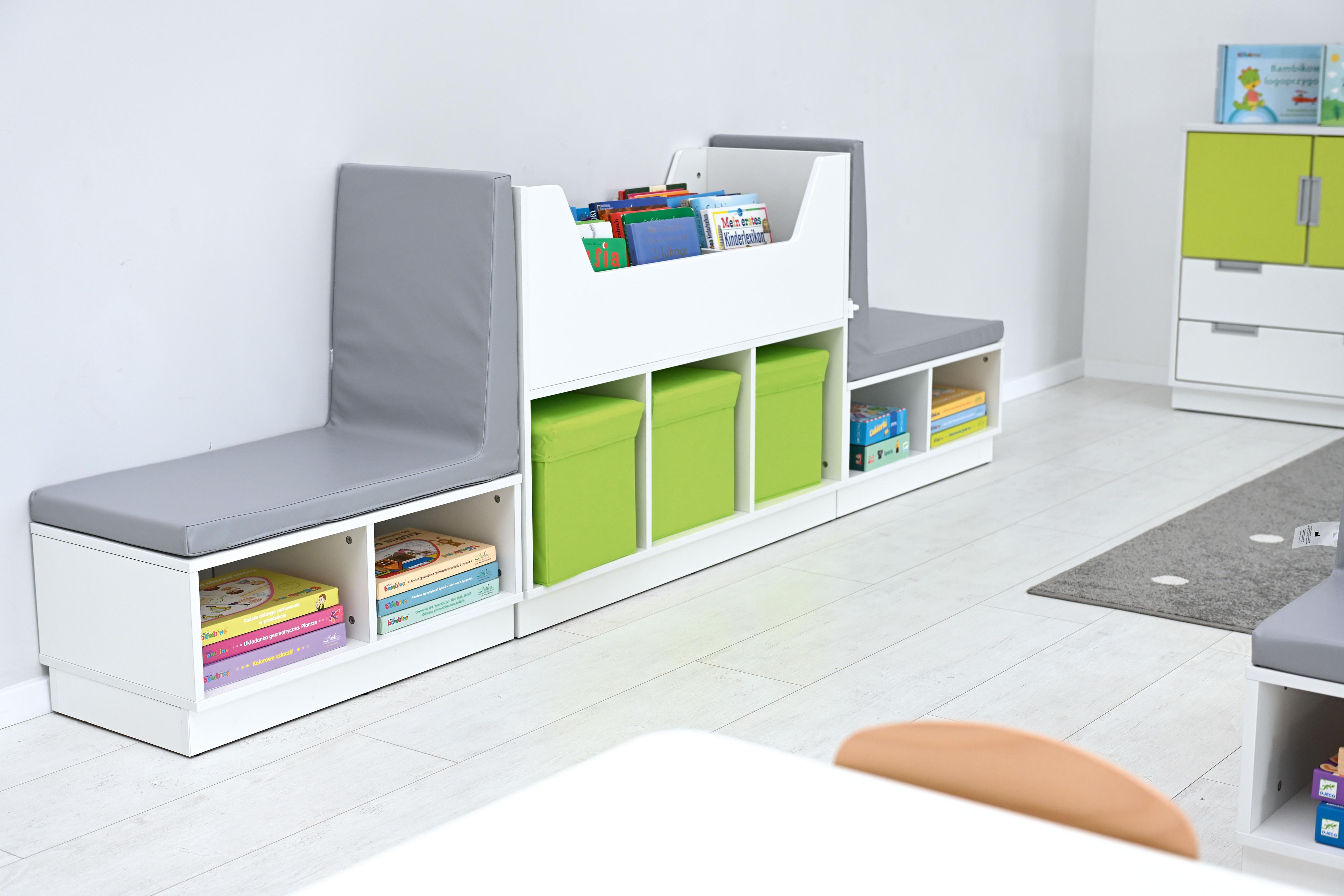 Kinderzimmer mit Quadro Bücherkahn, praktisches Bücherregal, helles Design. - Produkt wird im Kindergarten oder Schule genutzt.