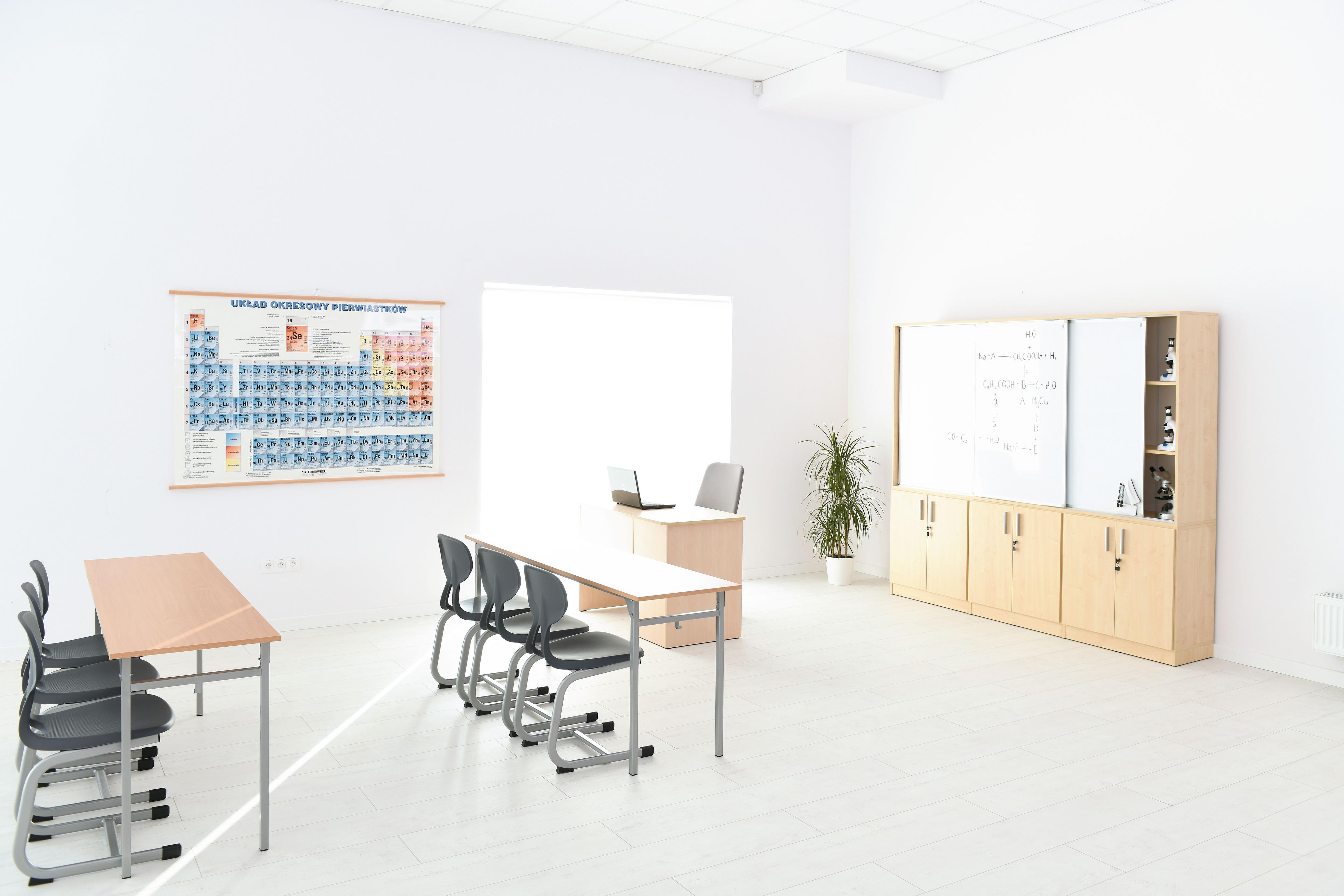 Klassenzimmer mit Kufenstuhl für Schüler, moderne Einrichtung.