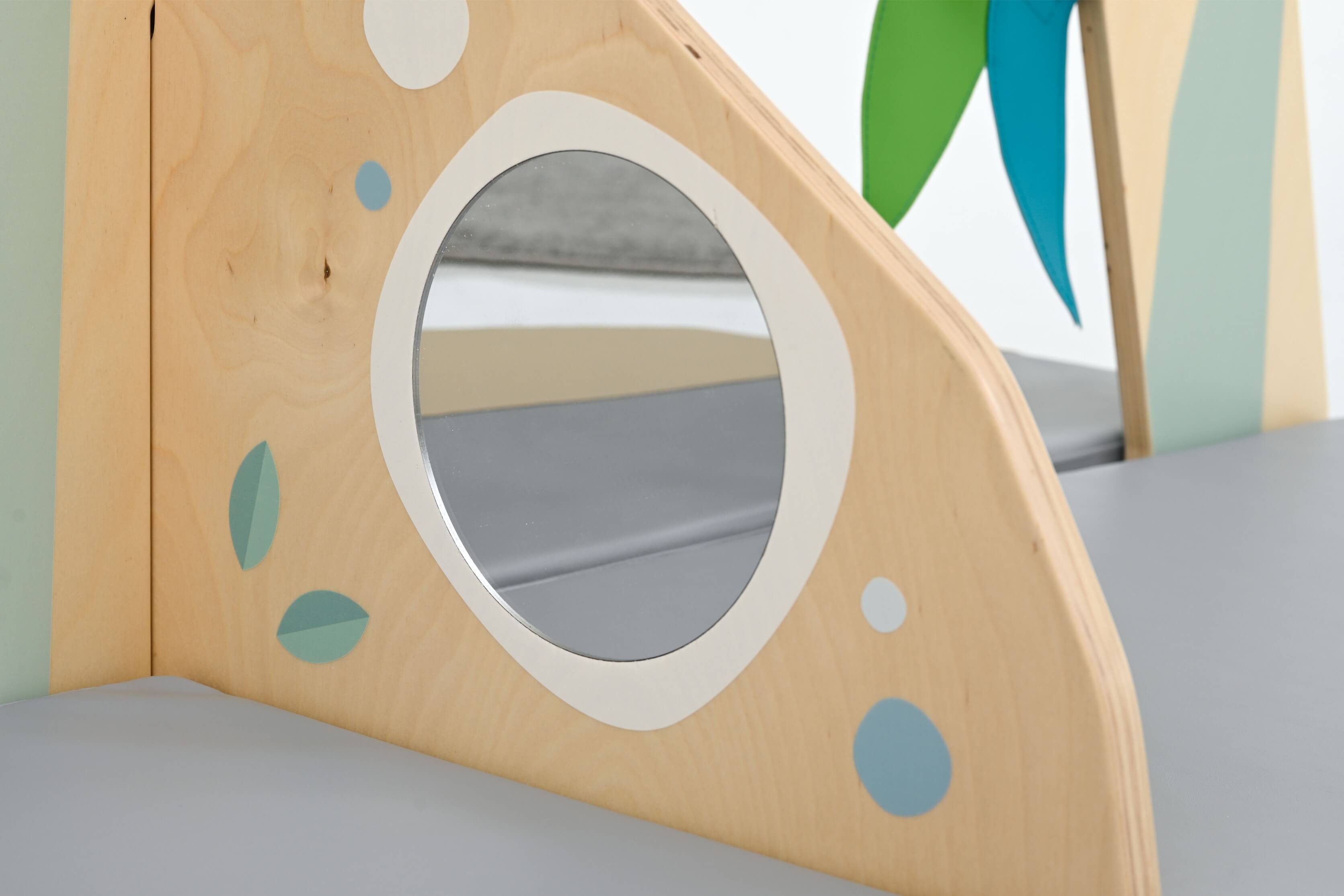 Kleinkindspielecke Bergwiese für Krippen und Kindergarten Detailansicht Spiegel