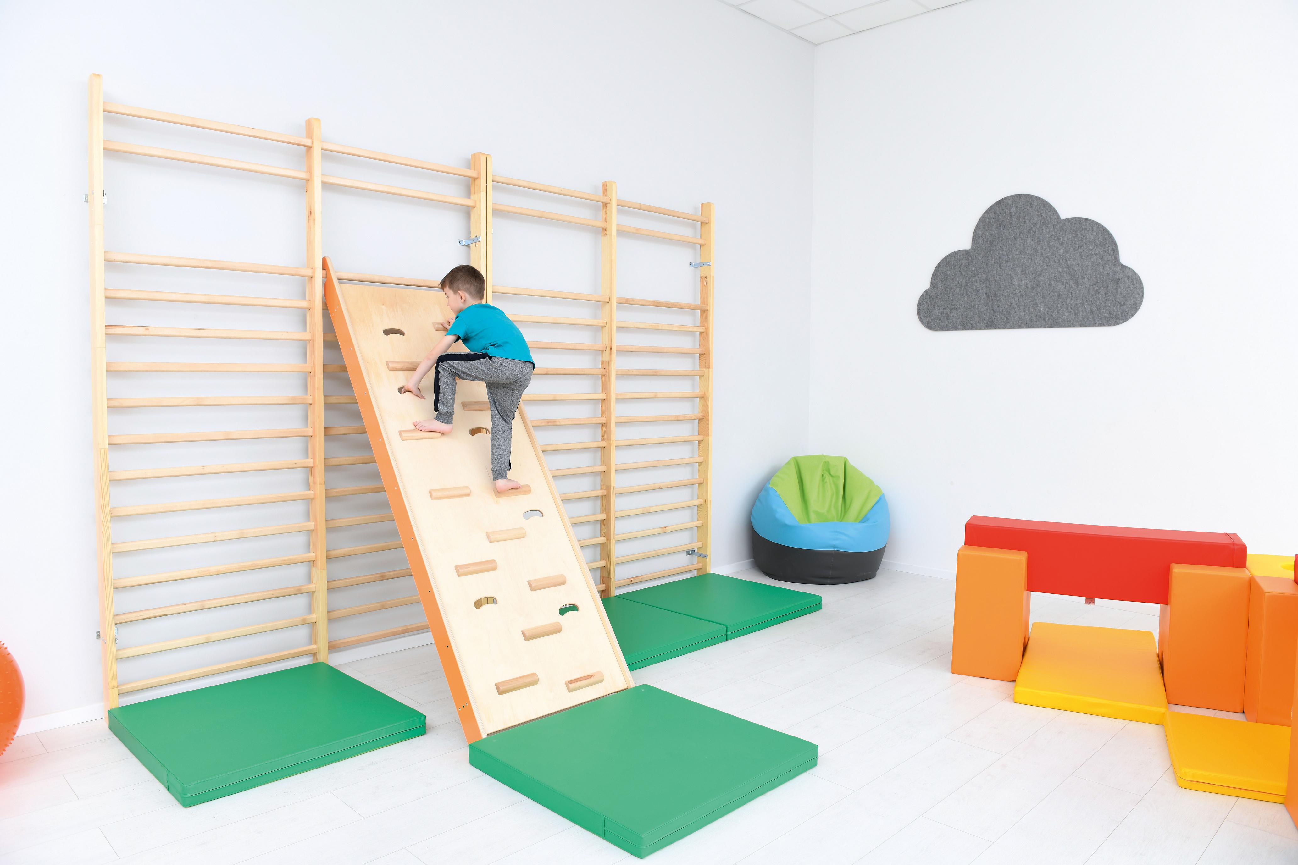 Kletterwand für Sporthalle – Einfach Einhängen & Losklettern