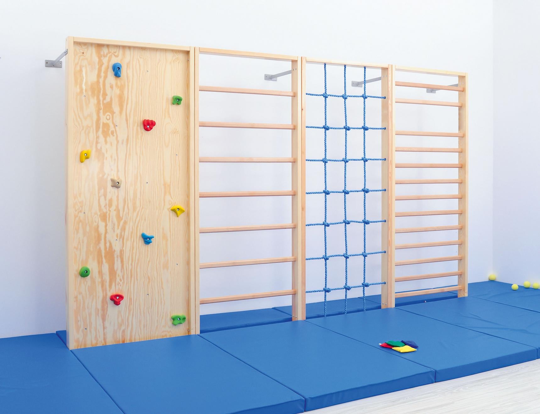 Kletterwand für die Turnhalle mit Sprossenwand und Netz.