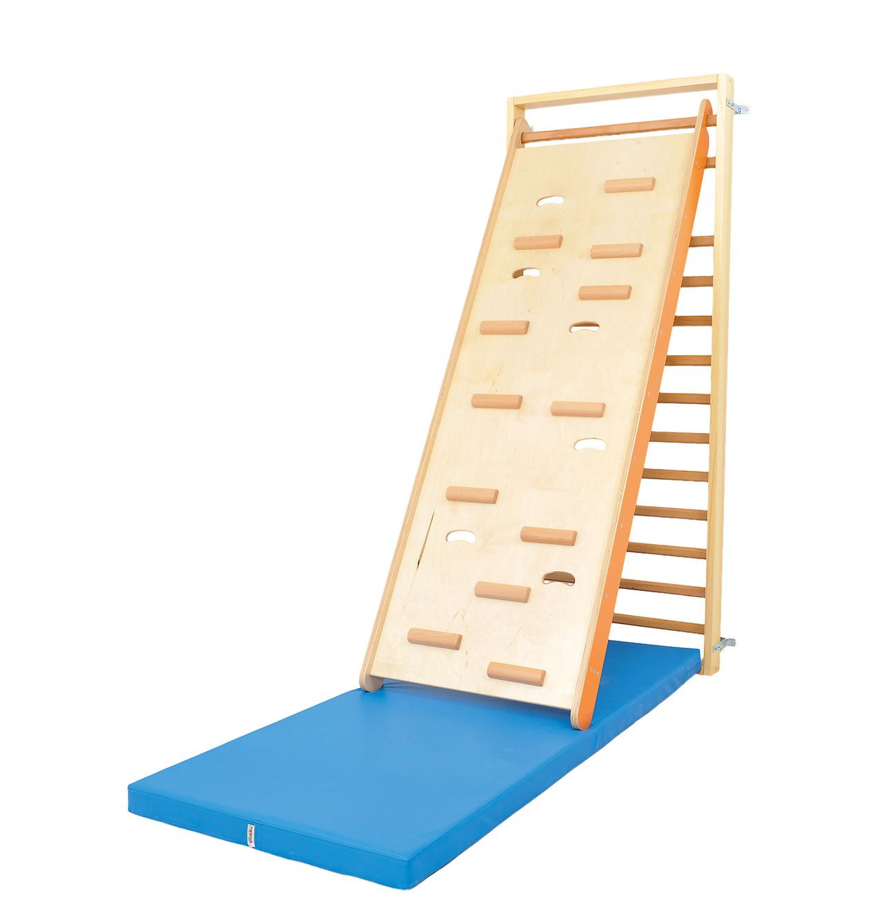 Kletterwand zum Einhängen mit Stegen und Grifföffnungen.