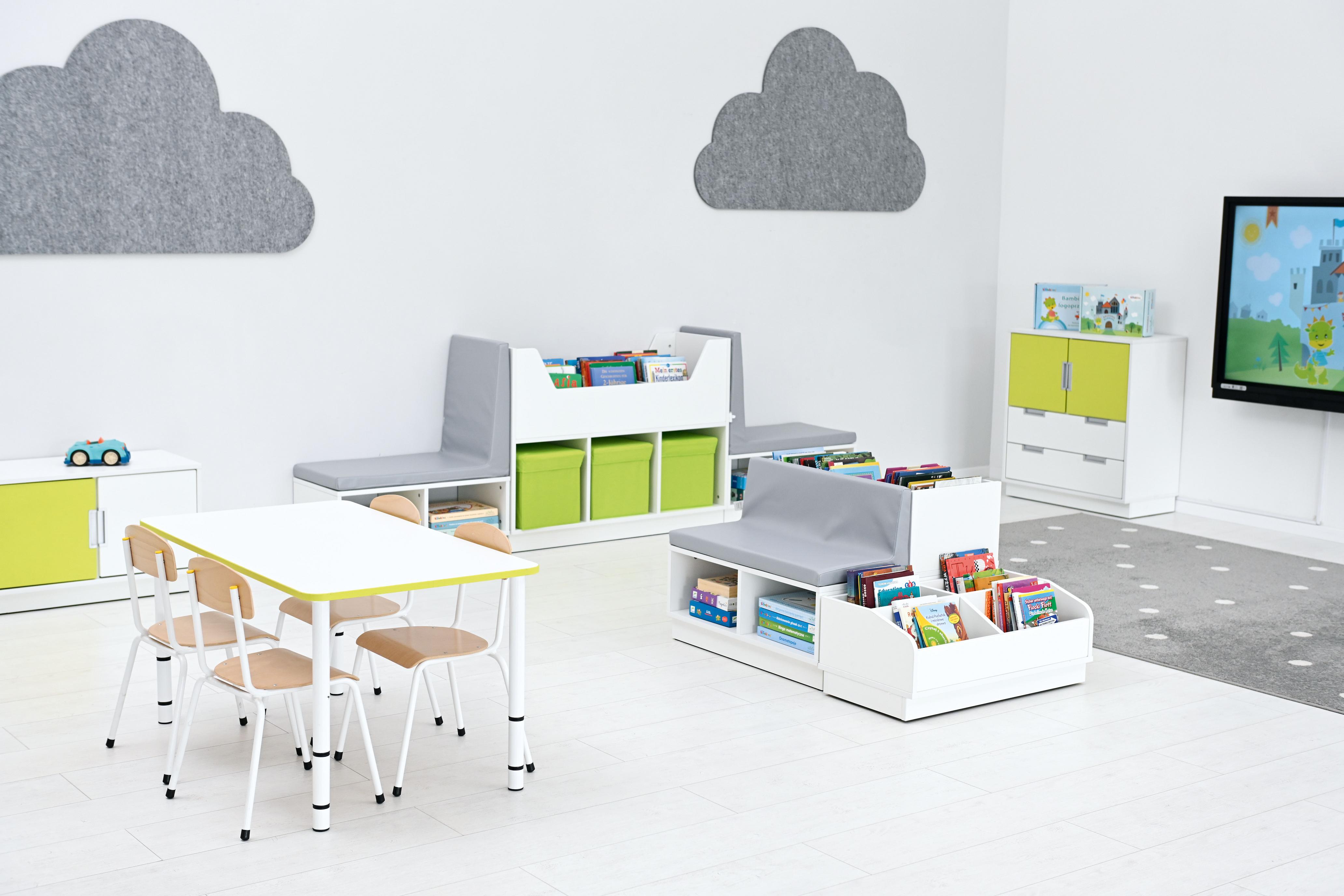 Quadro Bücherbank schafft gemütliche Leseecke im Gruppenraum. - Produkt wird im Kindergarten oder Schule genutzt.