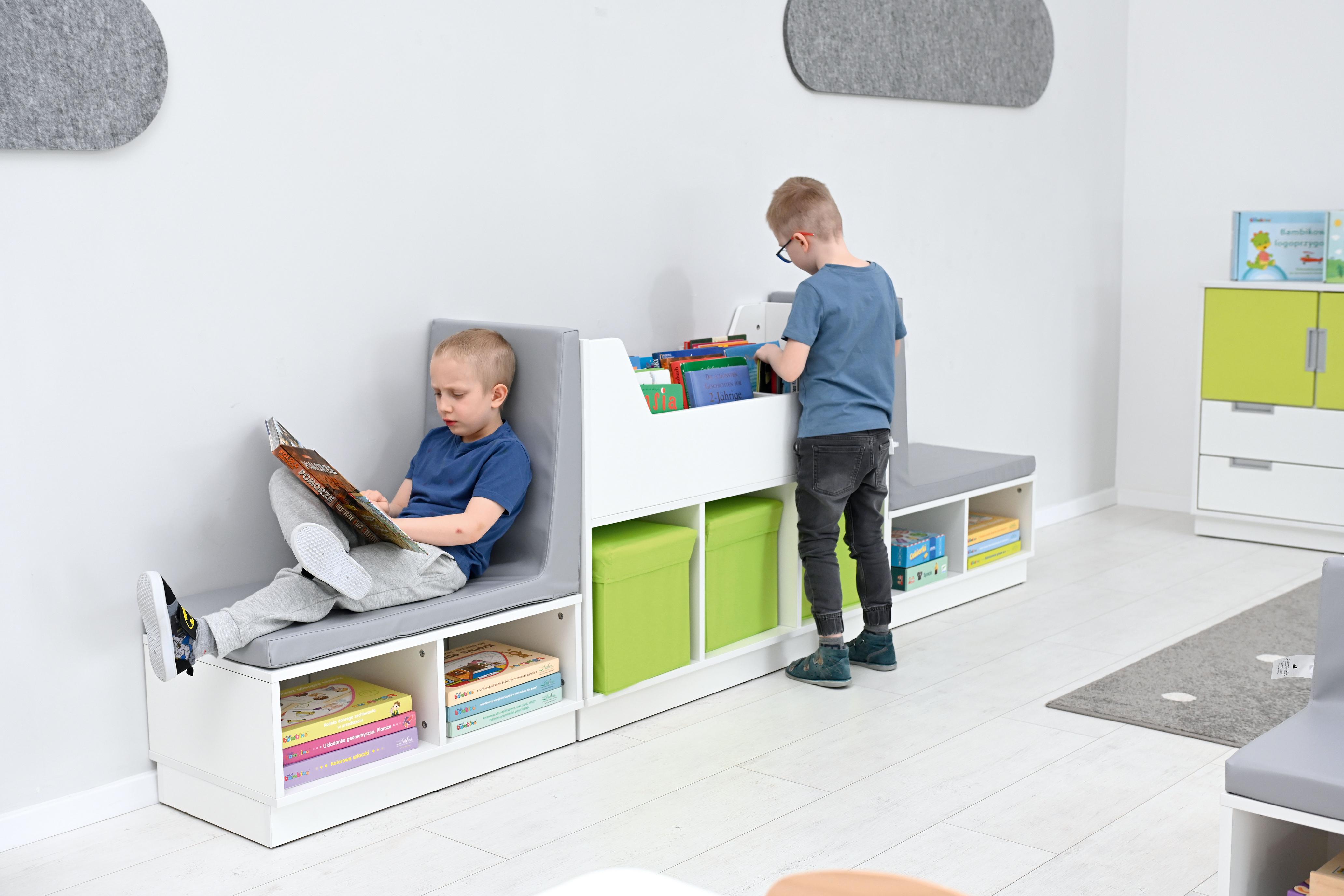 Quadro Bücherkahn – vielseitiges Bücherregal in mehreren Farben. - Produkt wird im Kindergarten oder Schule genutzt.