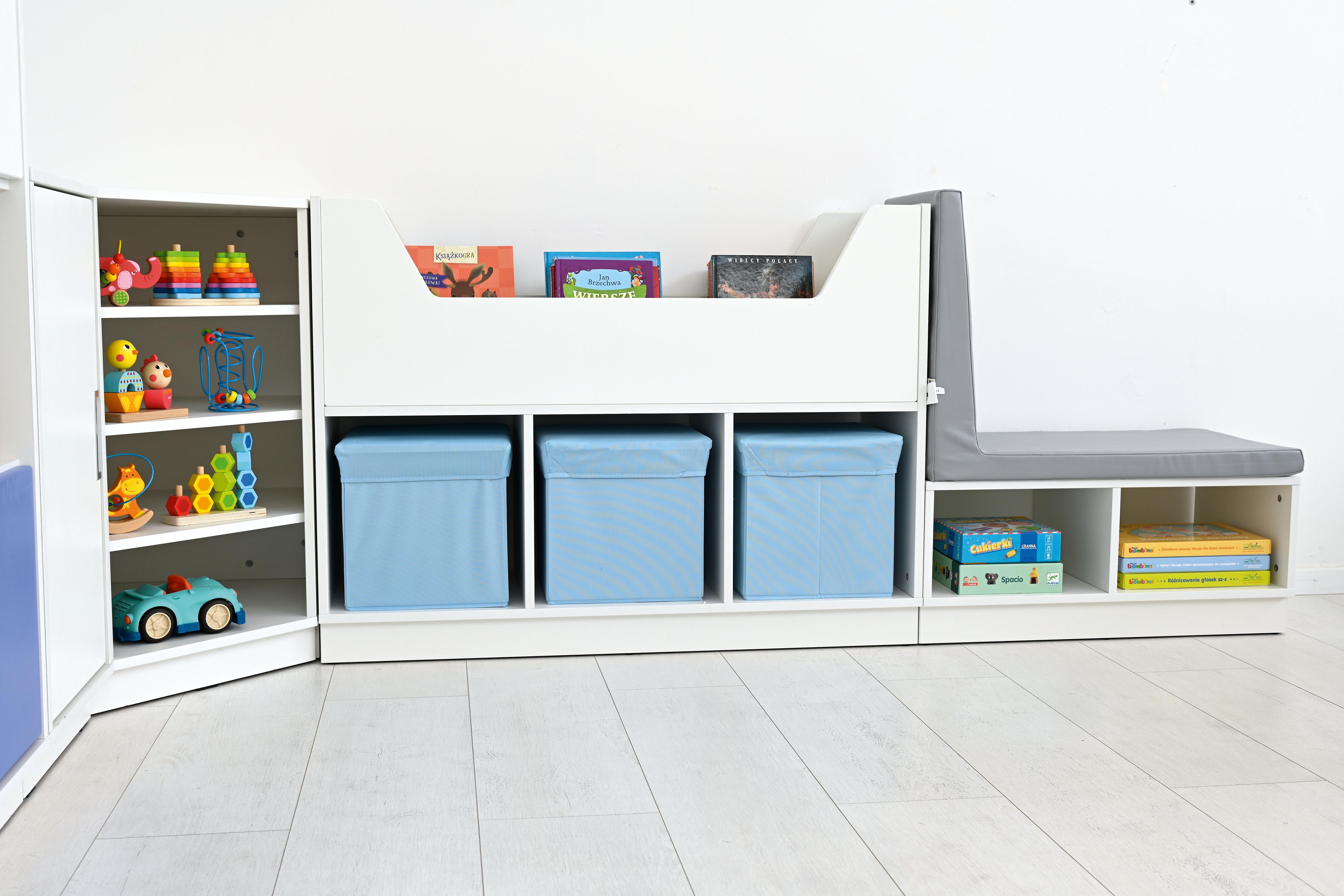 Quadro Sitzbank für Leseecke mit Regal in verschiedenen Farben. - Produkt wird im Kindergarten oder Schule genutzt.