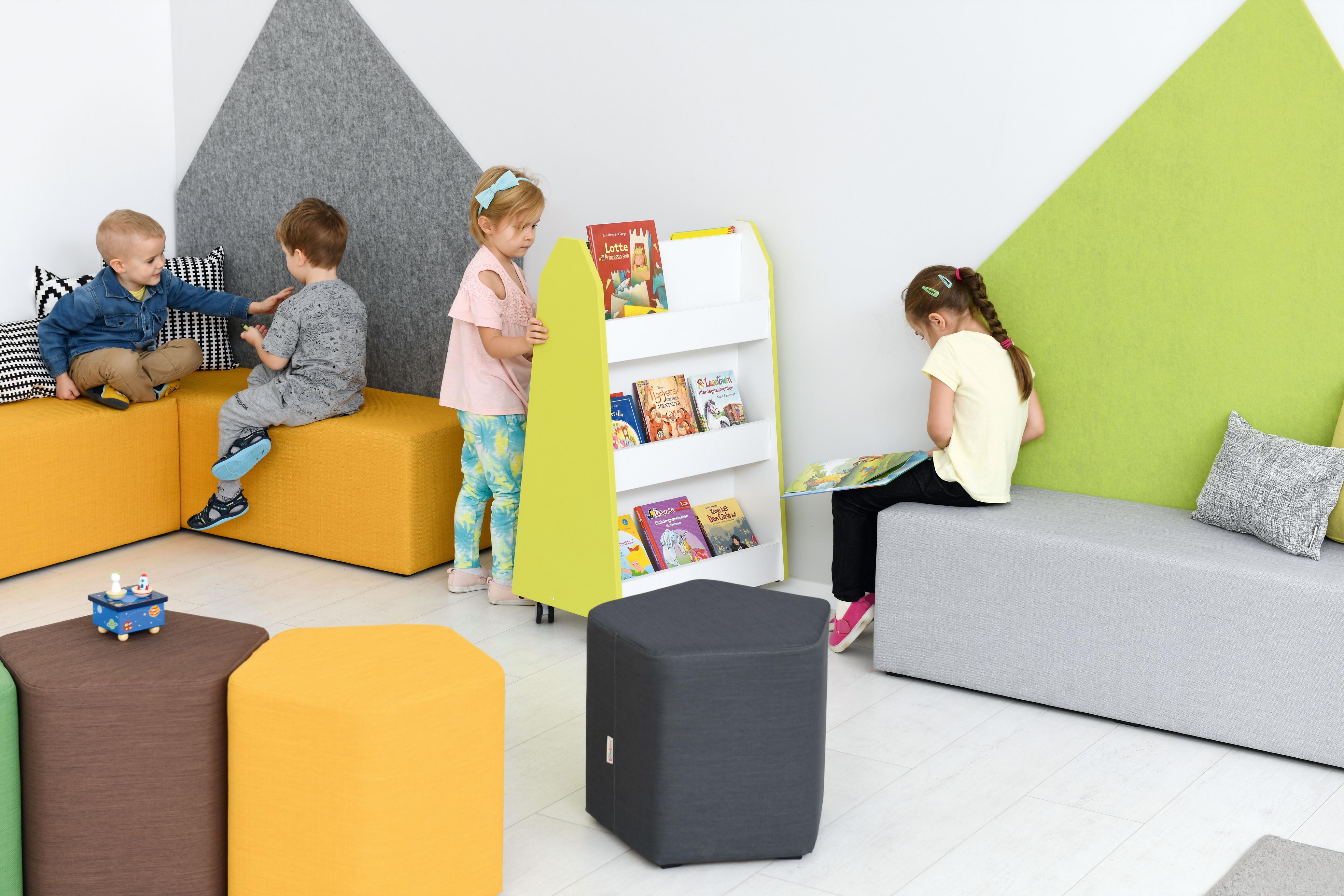 Quadro - Zweiseitiges Bücherregal in vielen Farben. - Produkt wird im Kindergarten oder Schule genutzt.