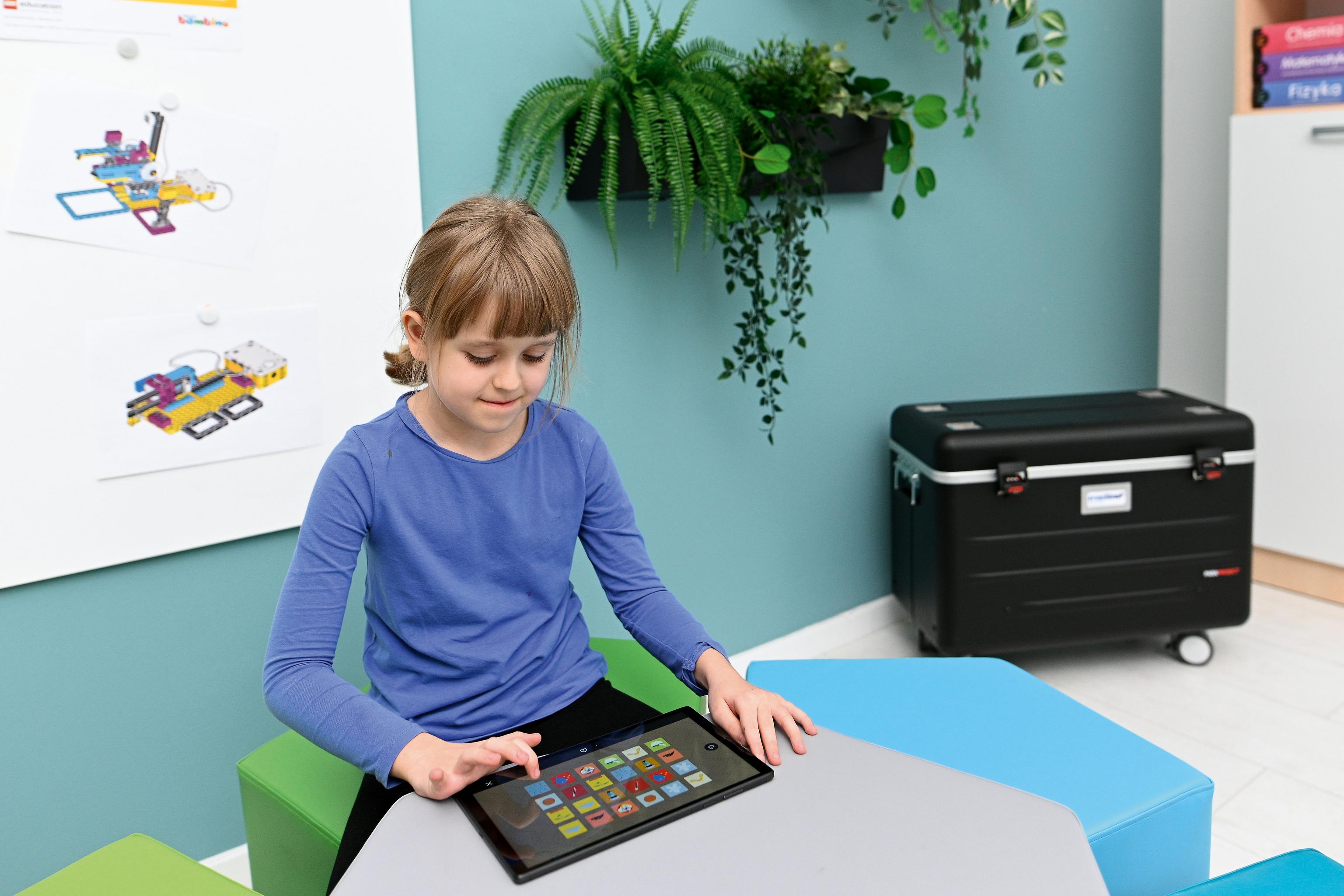 Schaumstoff-Sitzgruppe Loris 1 - Sitzhöhe 38cm mit Kind am Tablet