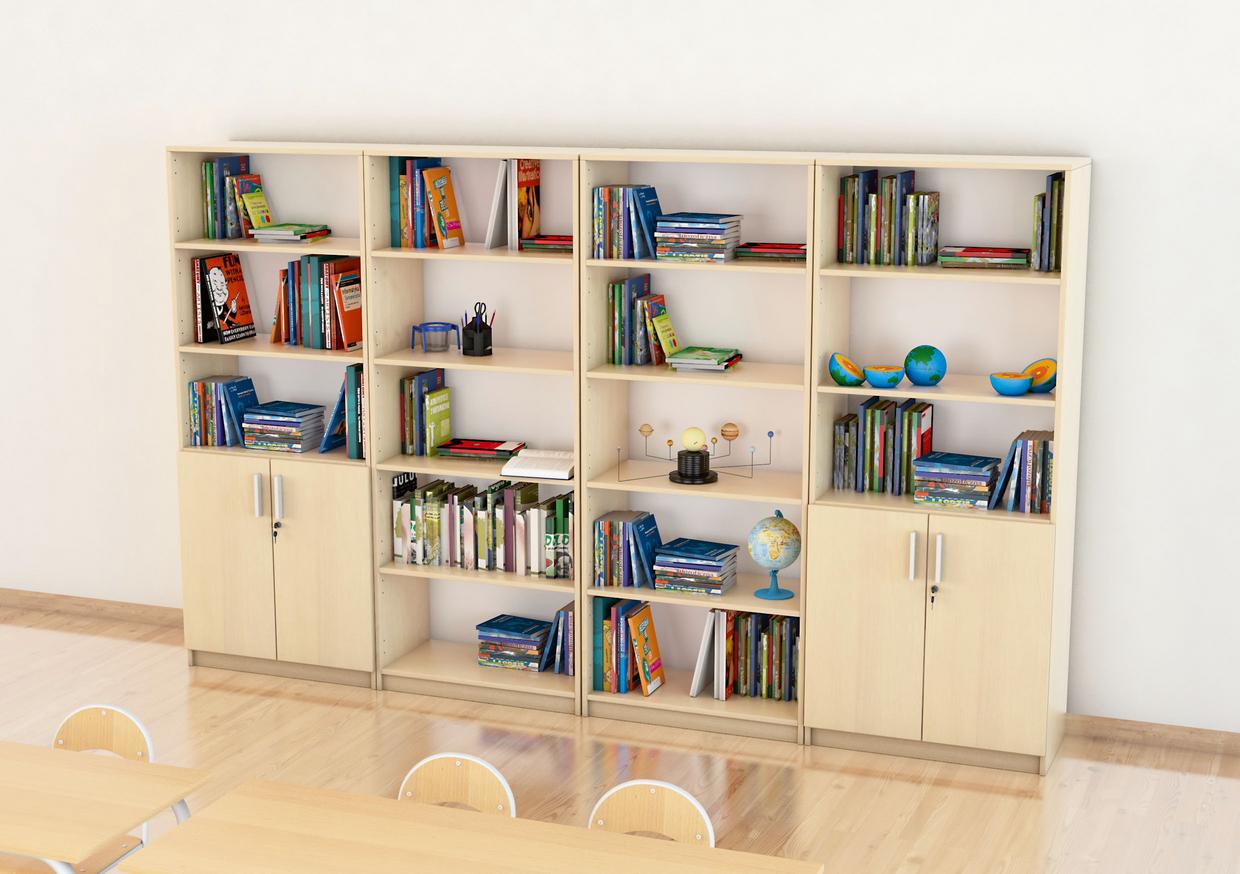 Schrankwand in Klassenraum mit Büchern und Globus.