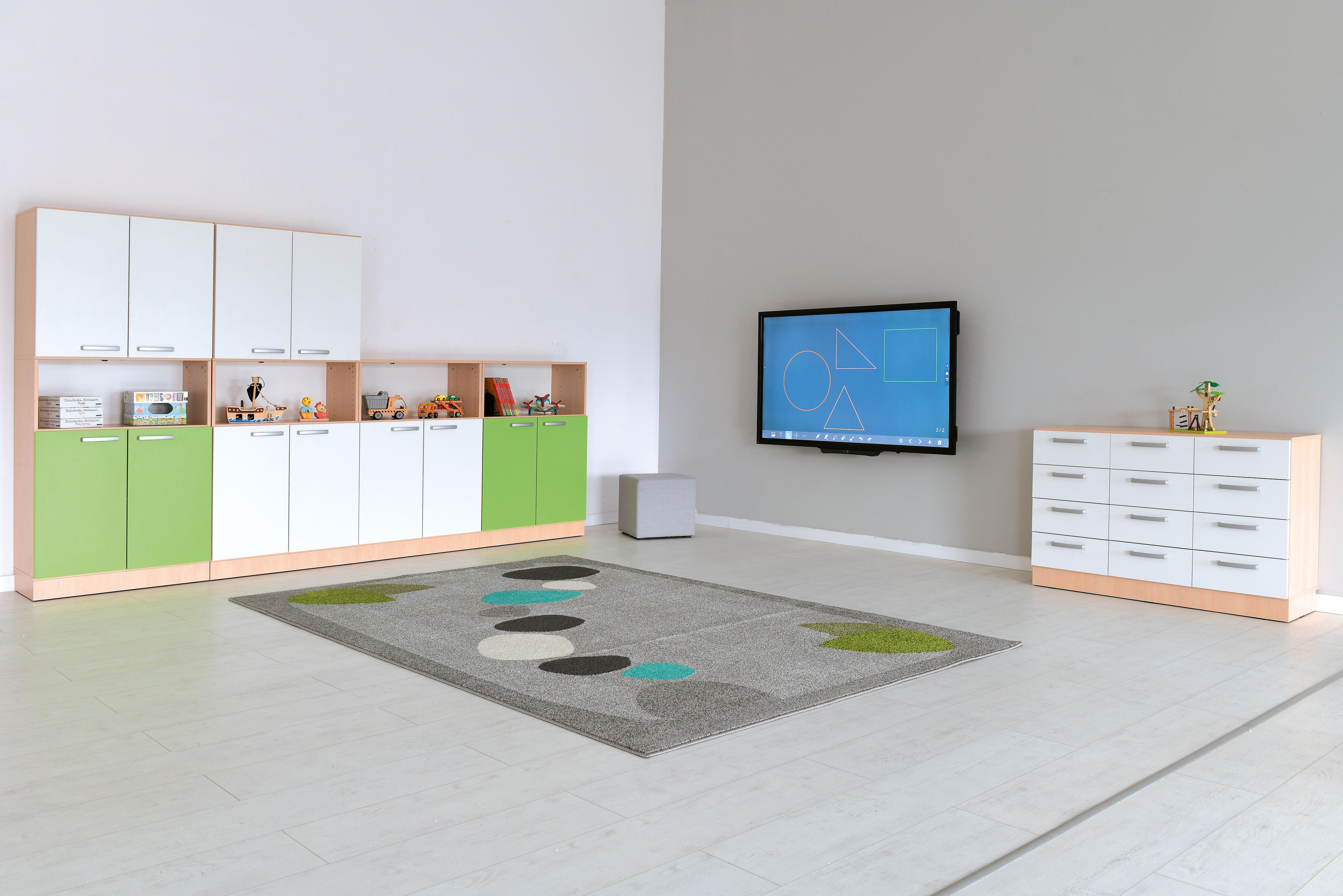 Schubladenschrank in modernem Raum mit großem Teppich.