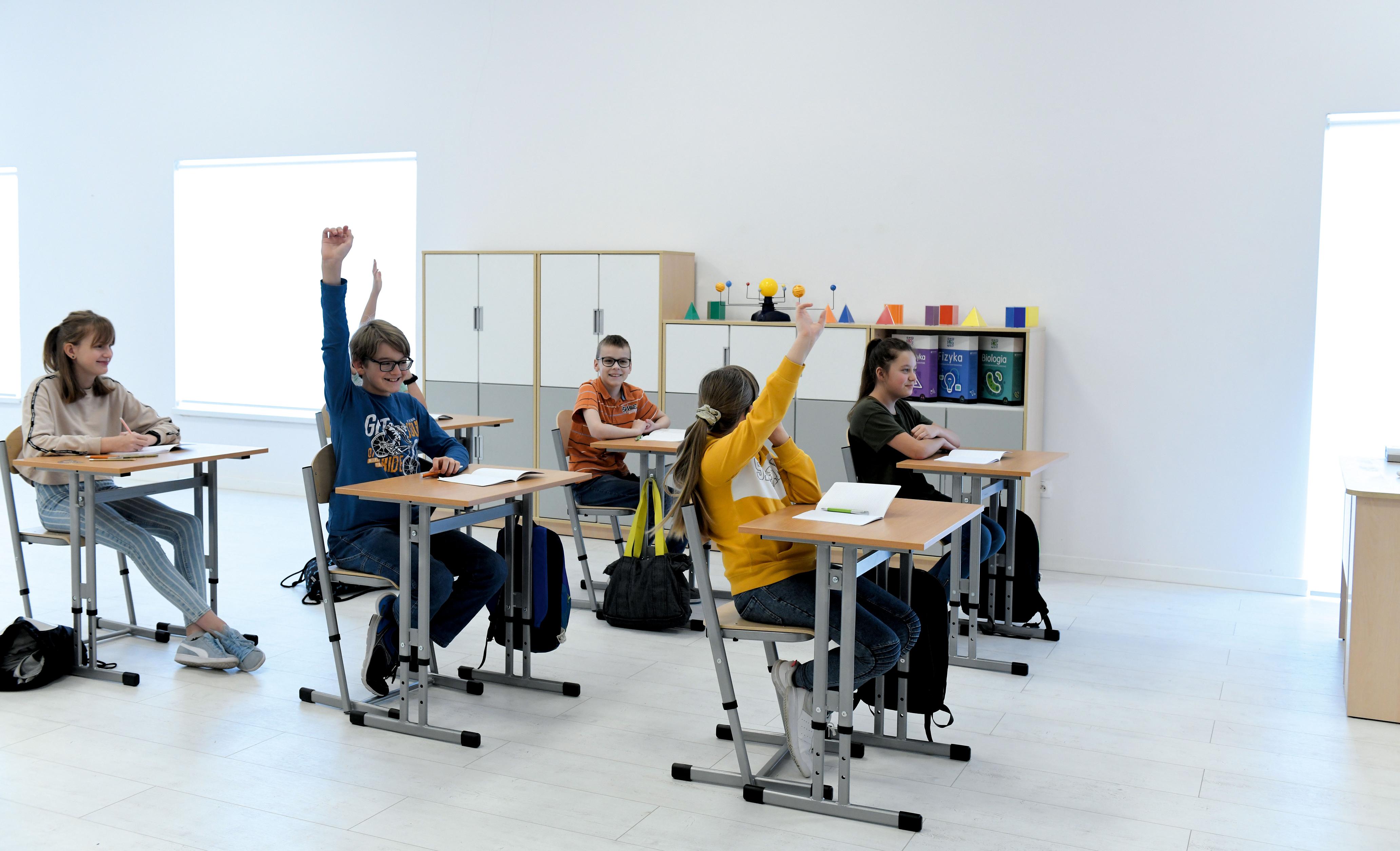 Schüler auf höhenverstellbaren Kufenstühlen im Klassenzimmer.