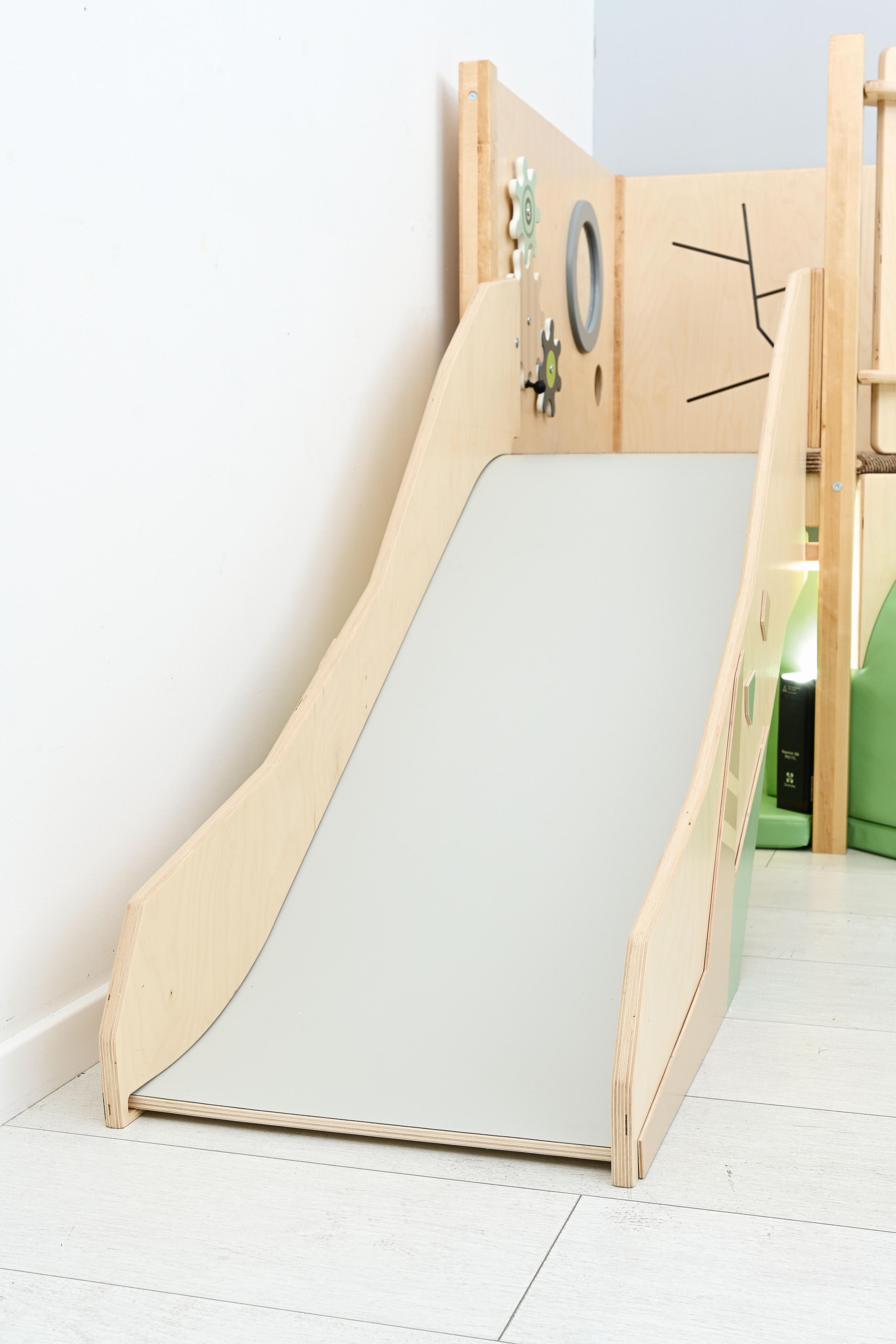 Sensorische Spielecke mit Rutsche, Teil der Hochebene.