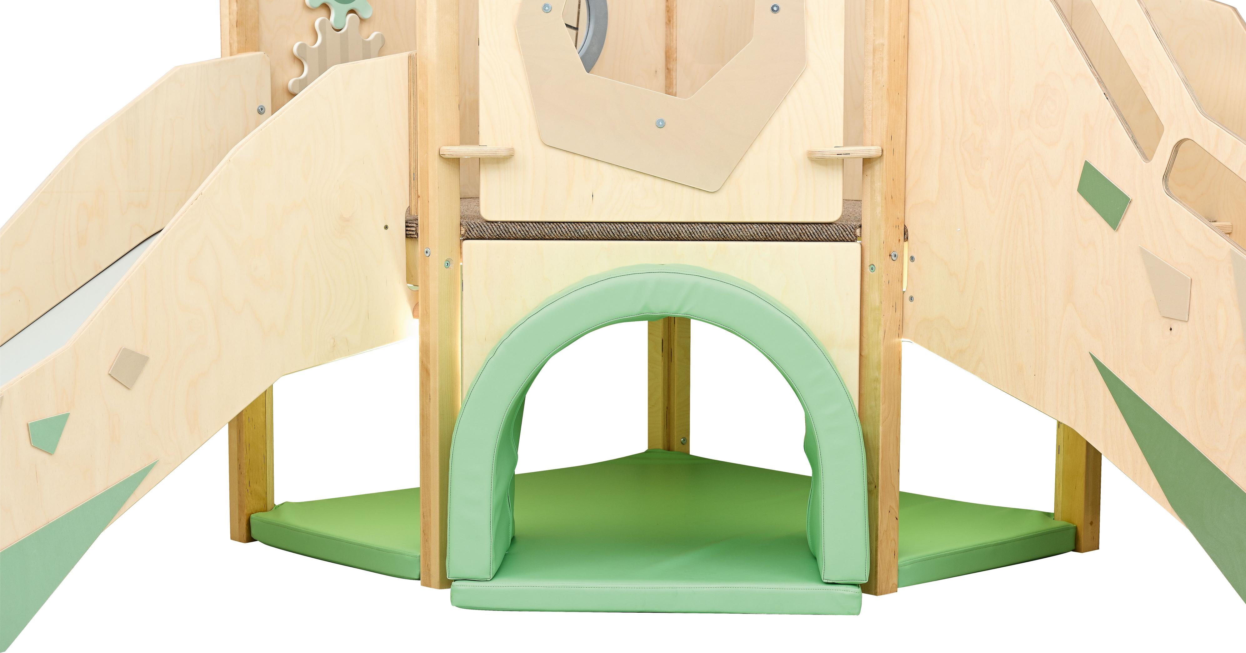 Sensorische Spielecke mit Tunnel auf Hochebene sichtbar.