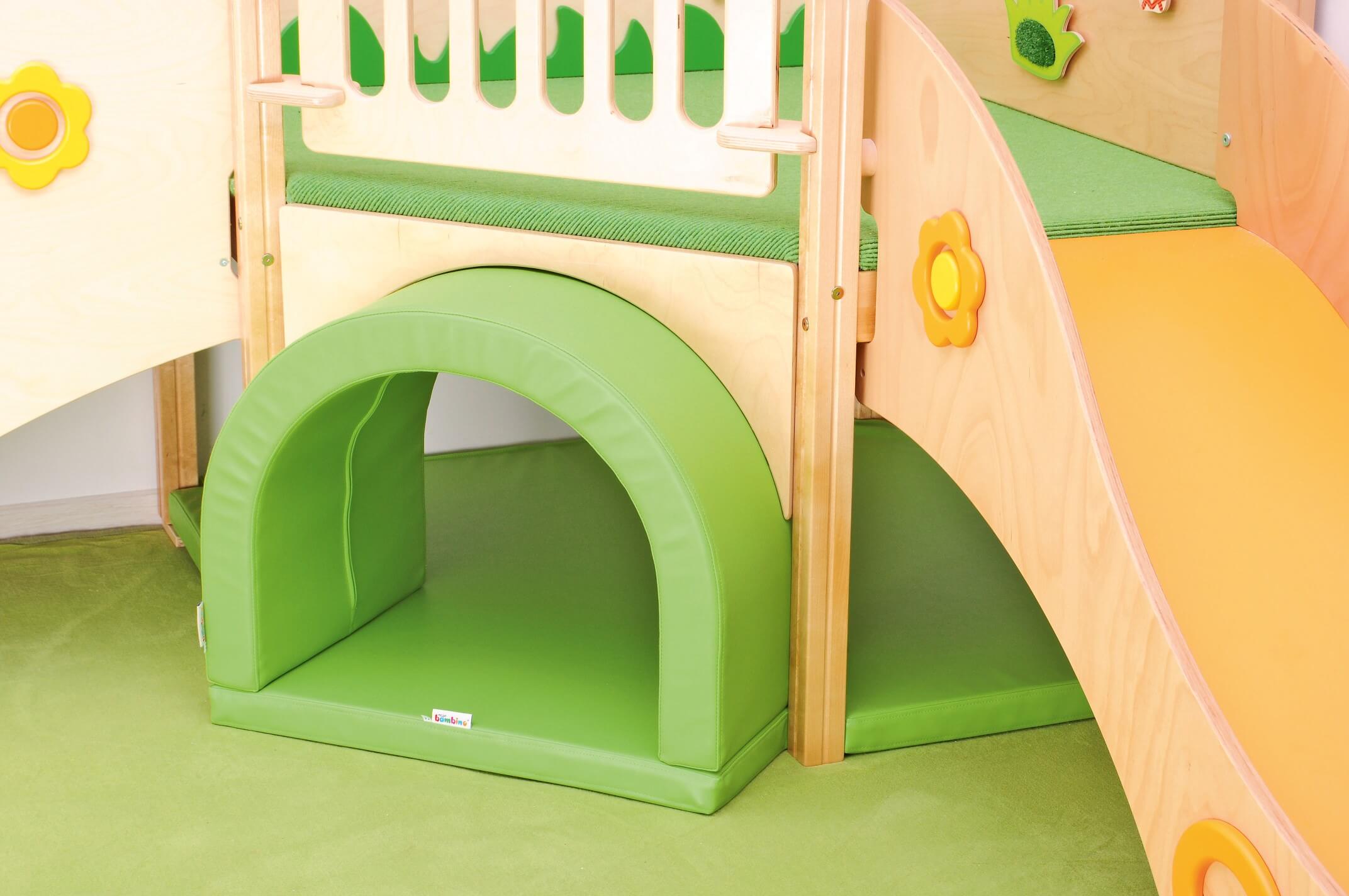 Sensorisches Spielpodest für Krippe und Kindergarten Wiese Detailsicht Krabbeltunnel