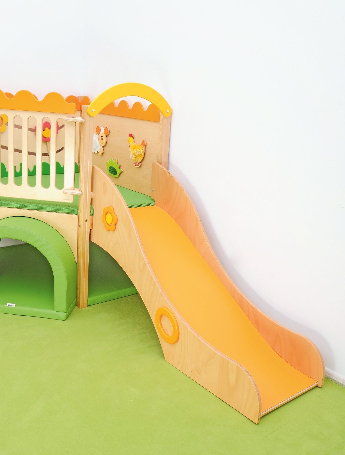 Sensorisches Spielpodest für Krippe und Kindergarten Wiese Detailsicht Rutsche