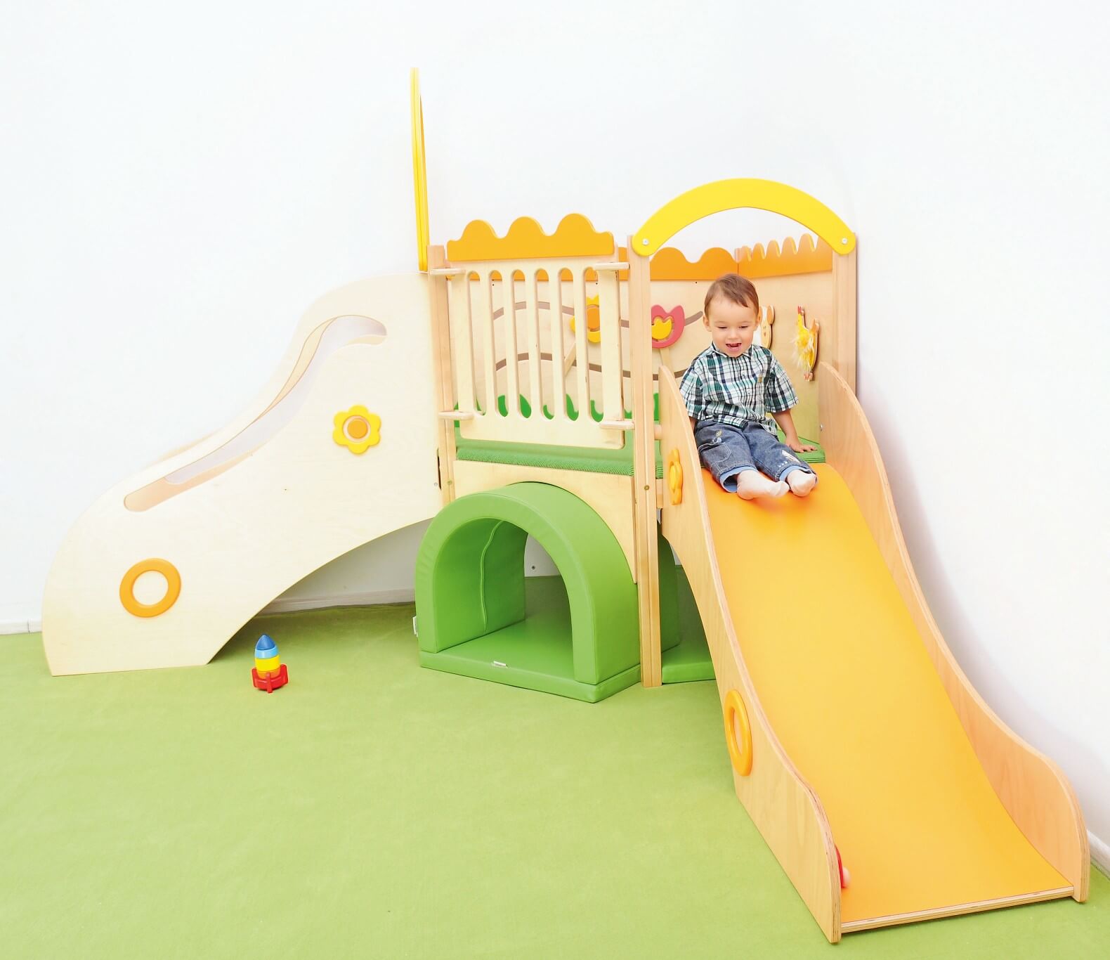 Sensorisches Spielpodest für Krippe und Kindergarten Wiese Kind auf Rutsche