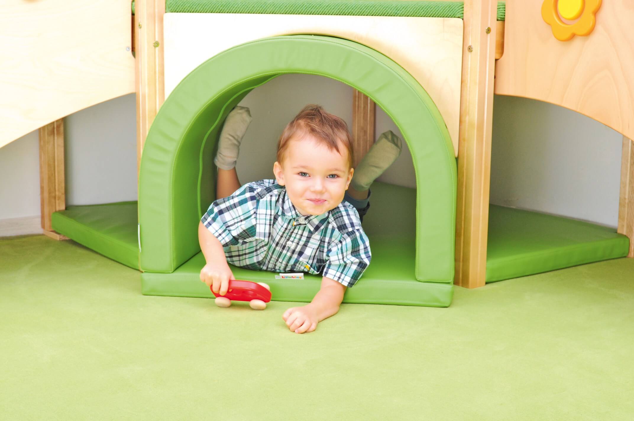 Sensorisches Spielpodest für Krippe und Kindergarten Wiese Kind in Krabbeltunnel