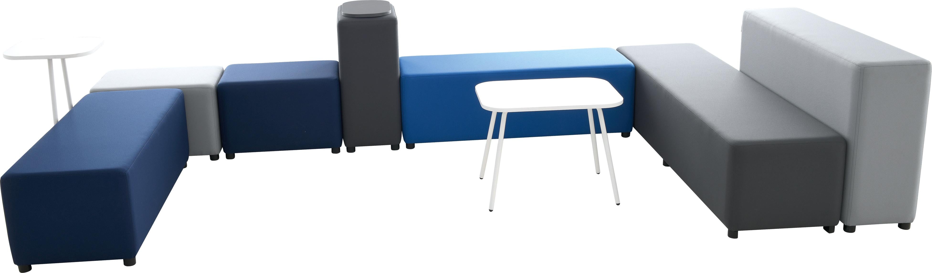 Sitzlandschaft in modernen Farben, modular angeordnet.