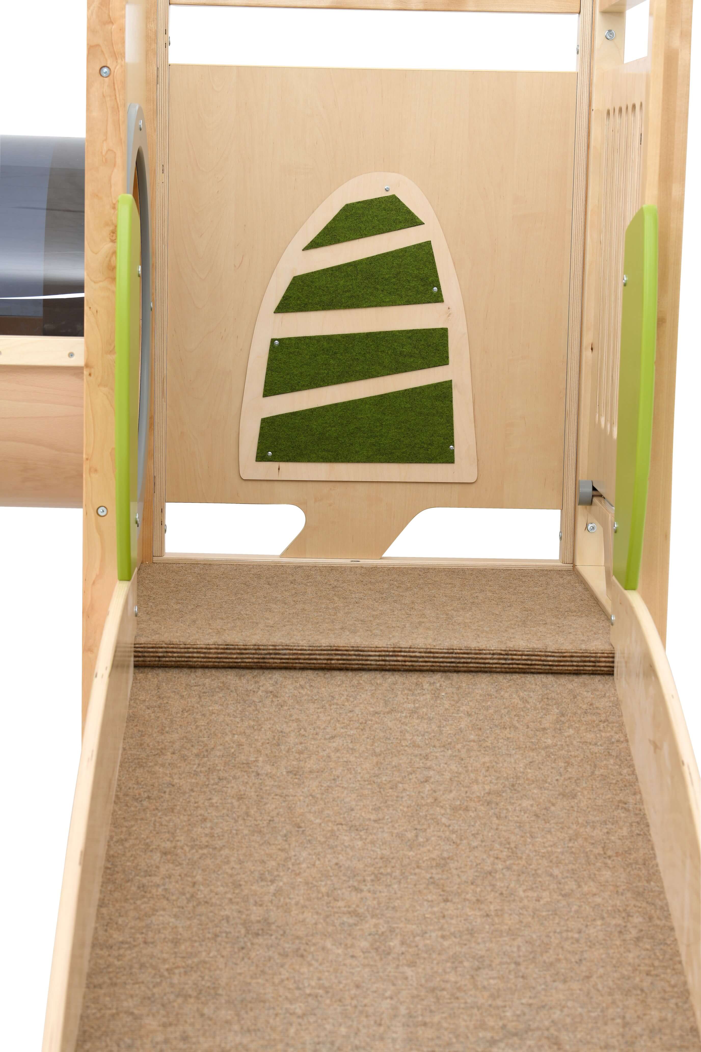 Spielpodest Flora für Kindergarten Detailansicht Spielwand für Sensorik