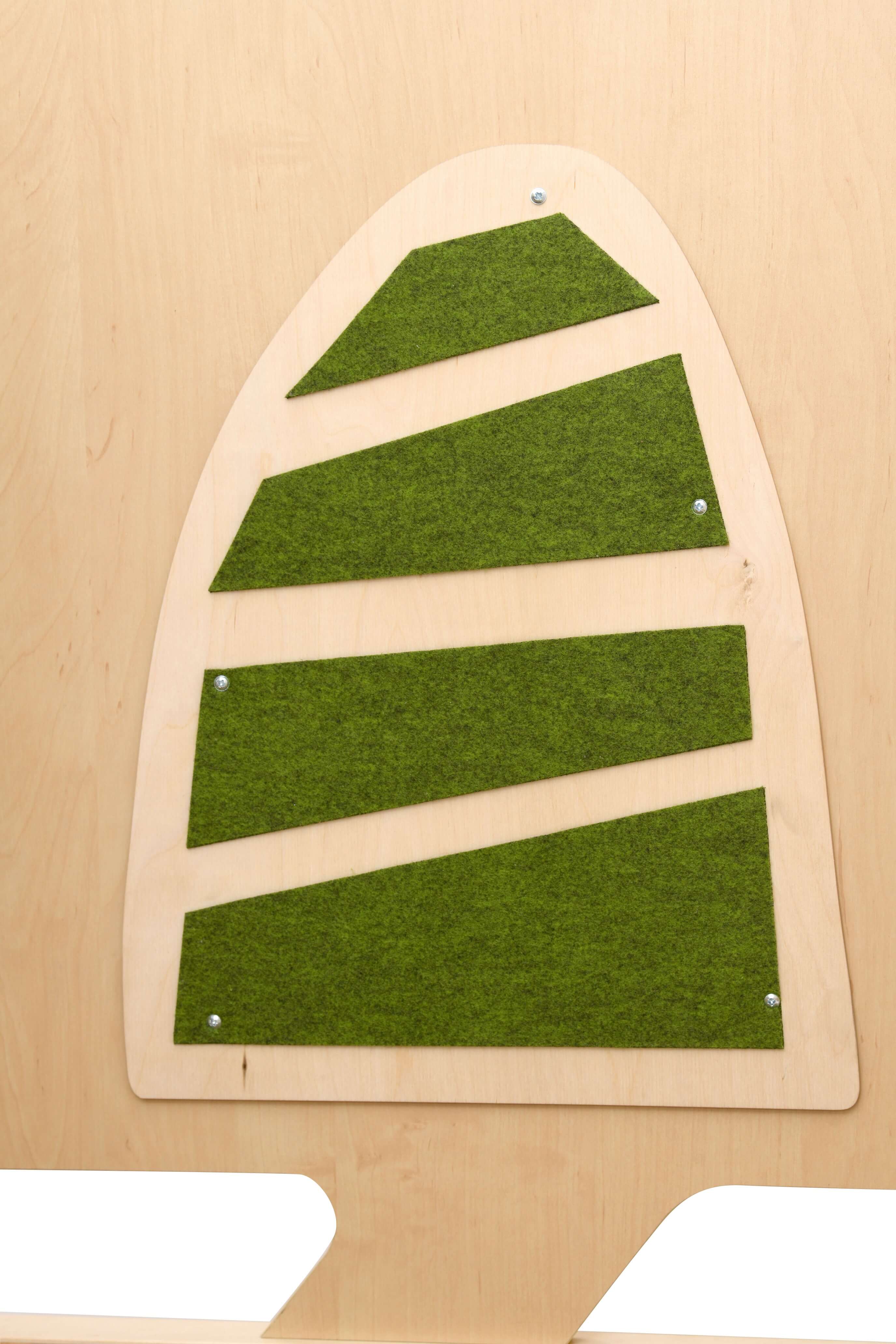 Spielpodest Flora für Kindergarten Detailansicht Spielwand für Sensorik 2