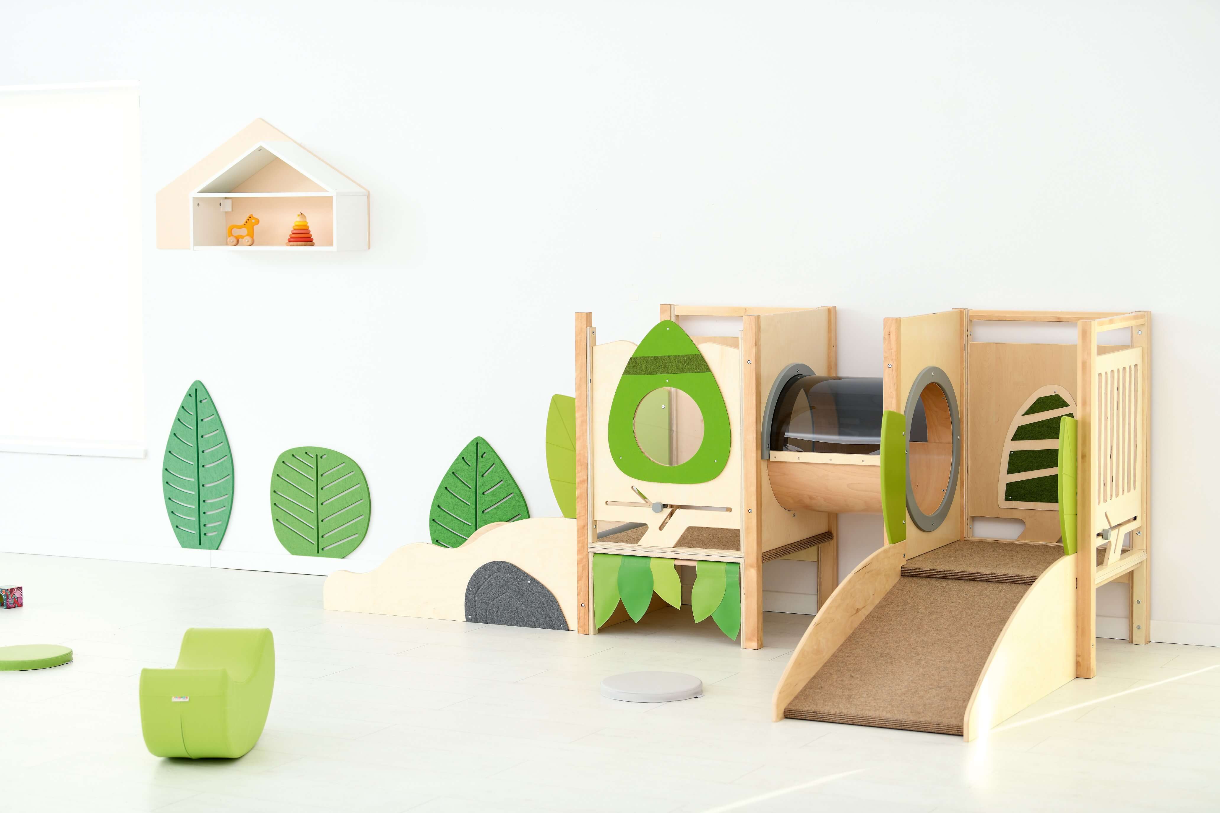 Spielpodest Flora für Kindergarten im Gruppenraum von vorne