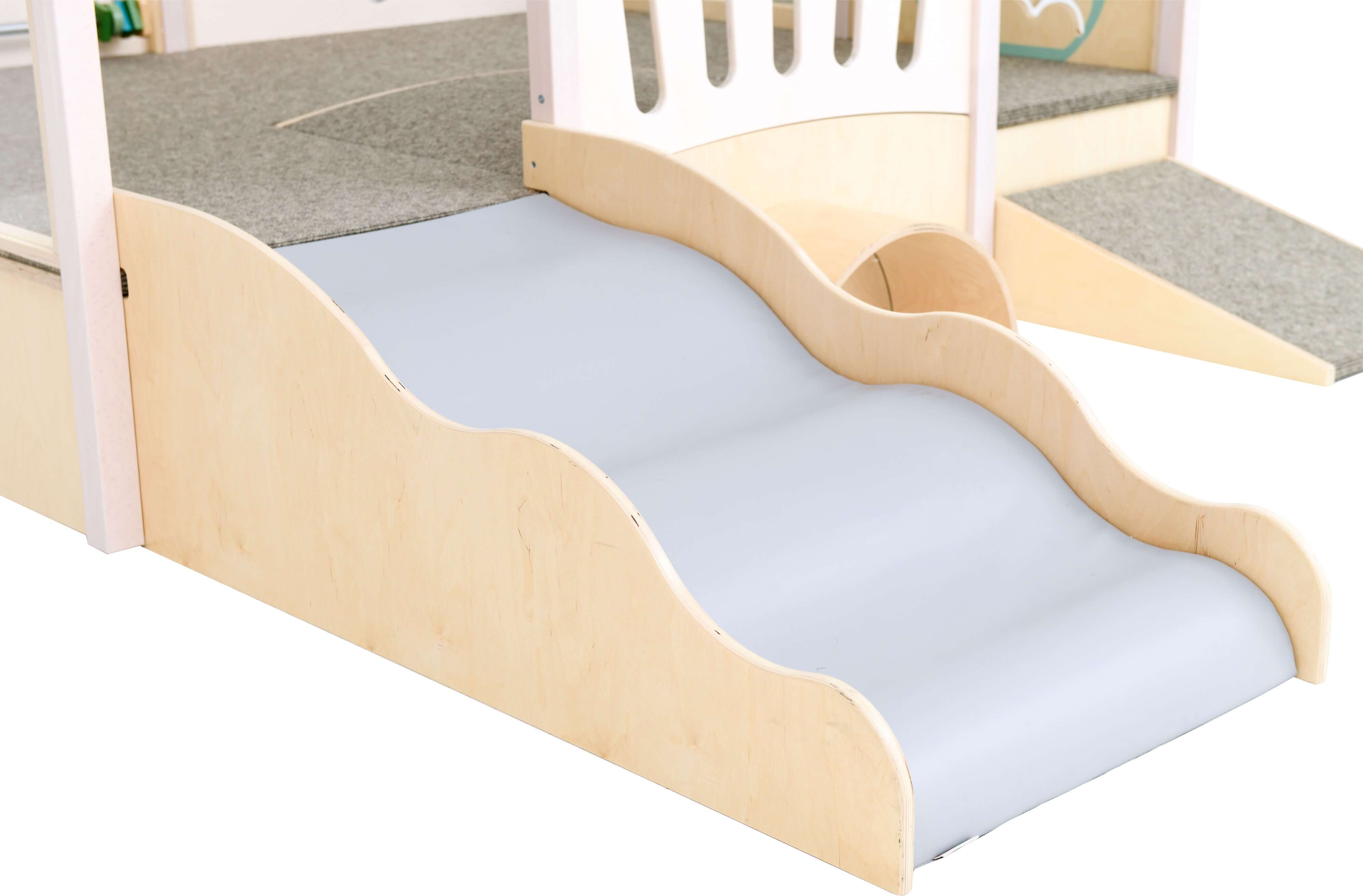 Spielpodest Iris für Kindergarten Detailansicht Rutsche