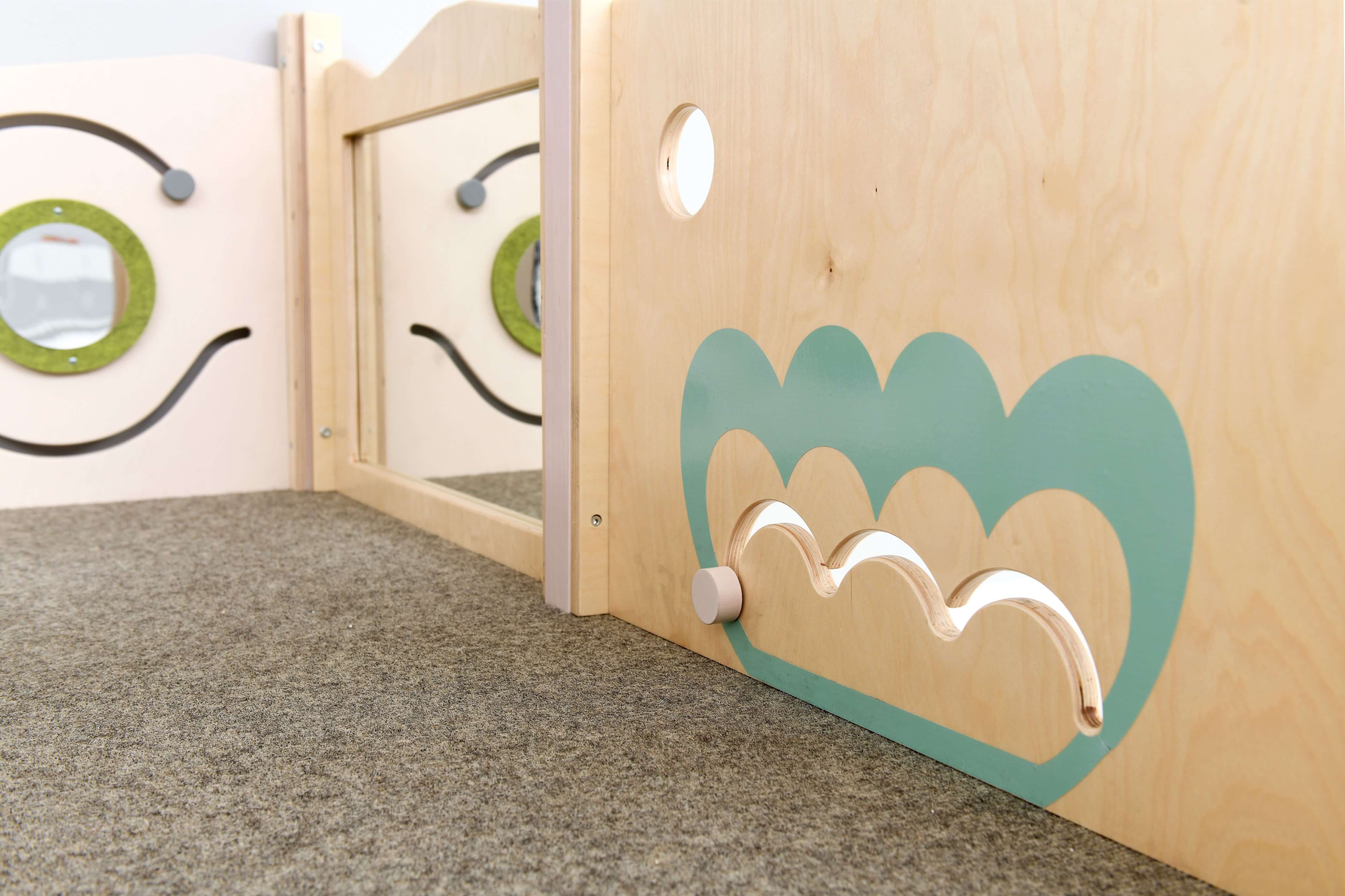 Spielpodest Iris für Kindergarten Detailansicht Spielwand für Motorik 2