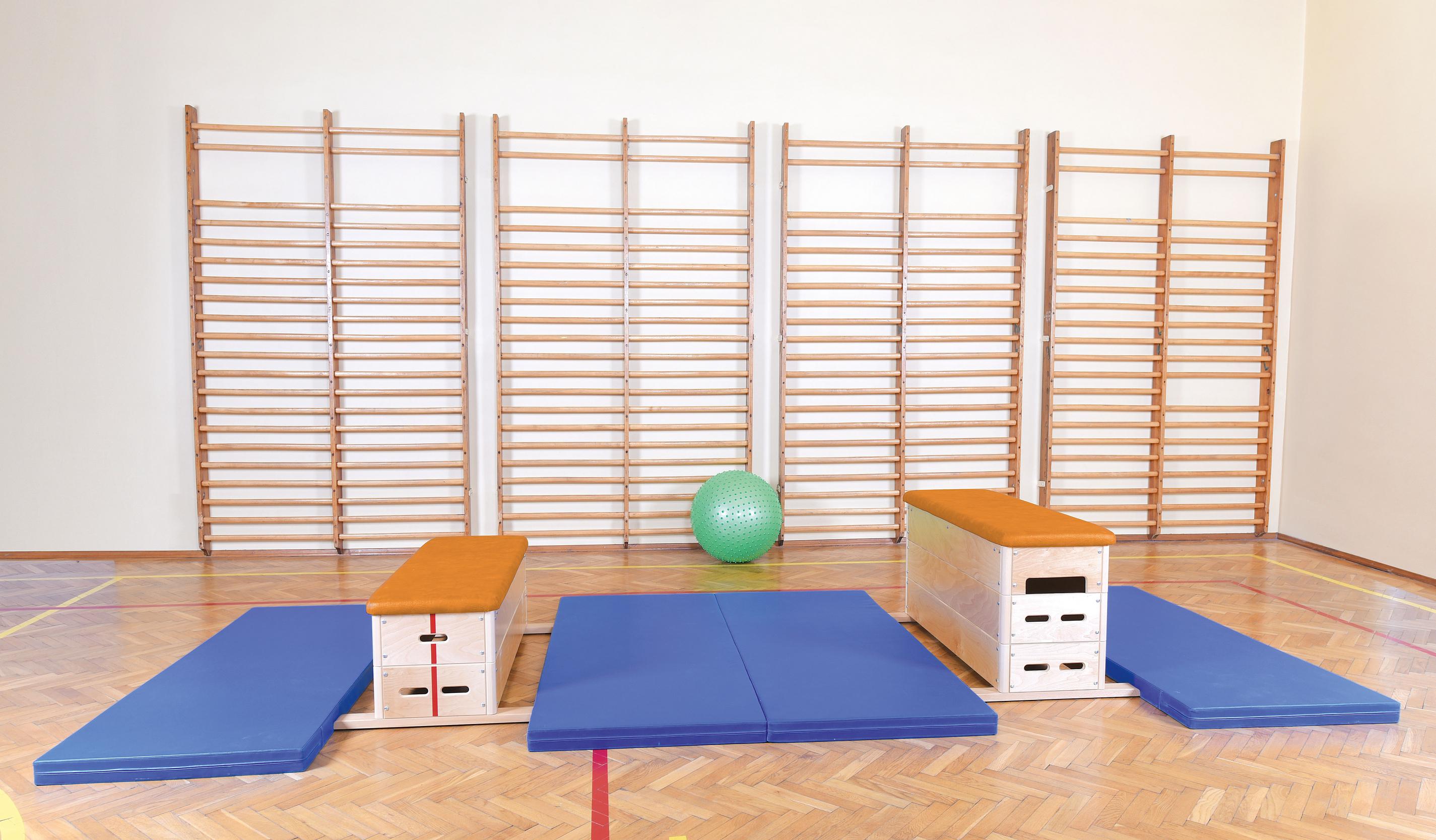 Sprungkasten für Turnhalle, stabil und sicher, in Nutzung.