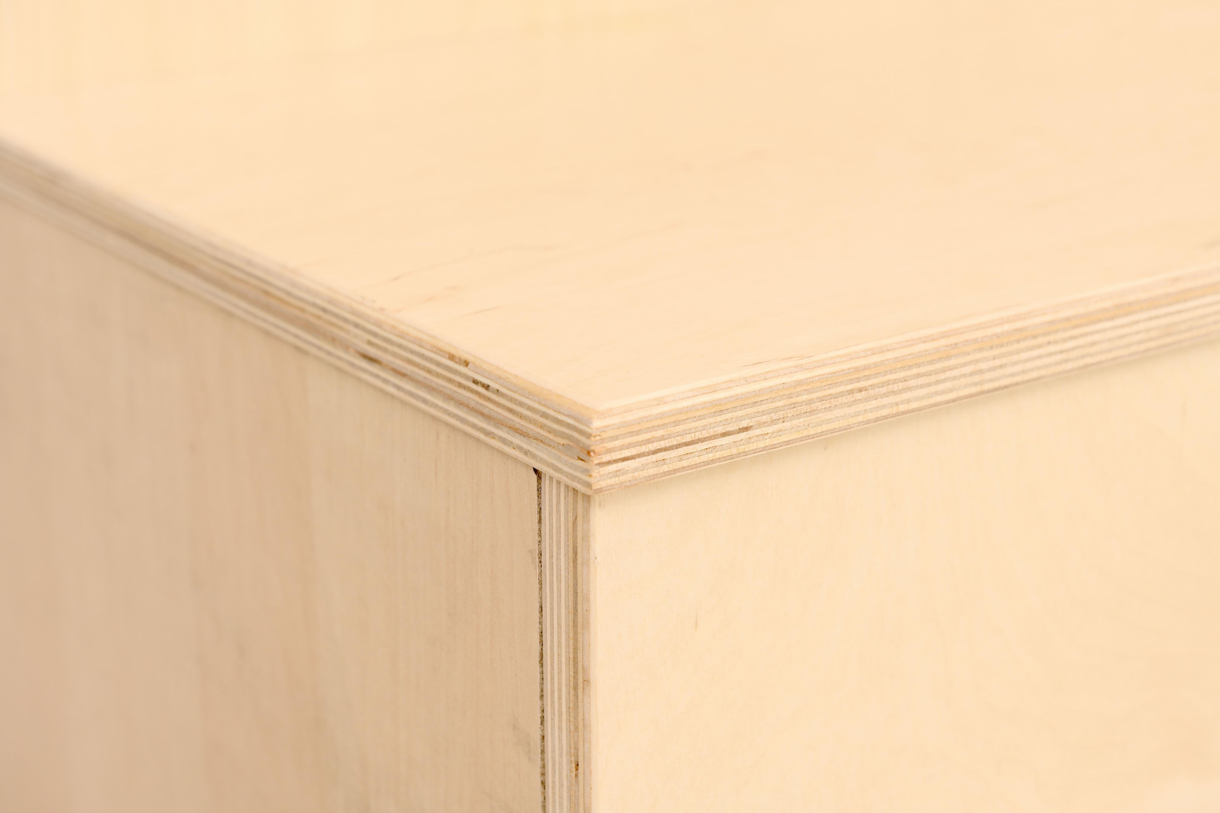 Stufenpodest H 92 cm aus Holz, Detailansicht Ecke