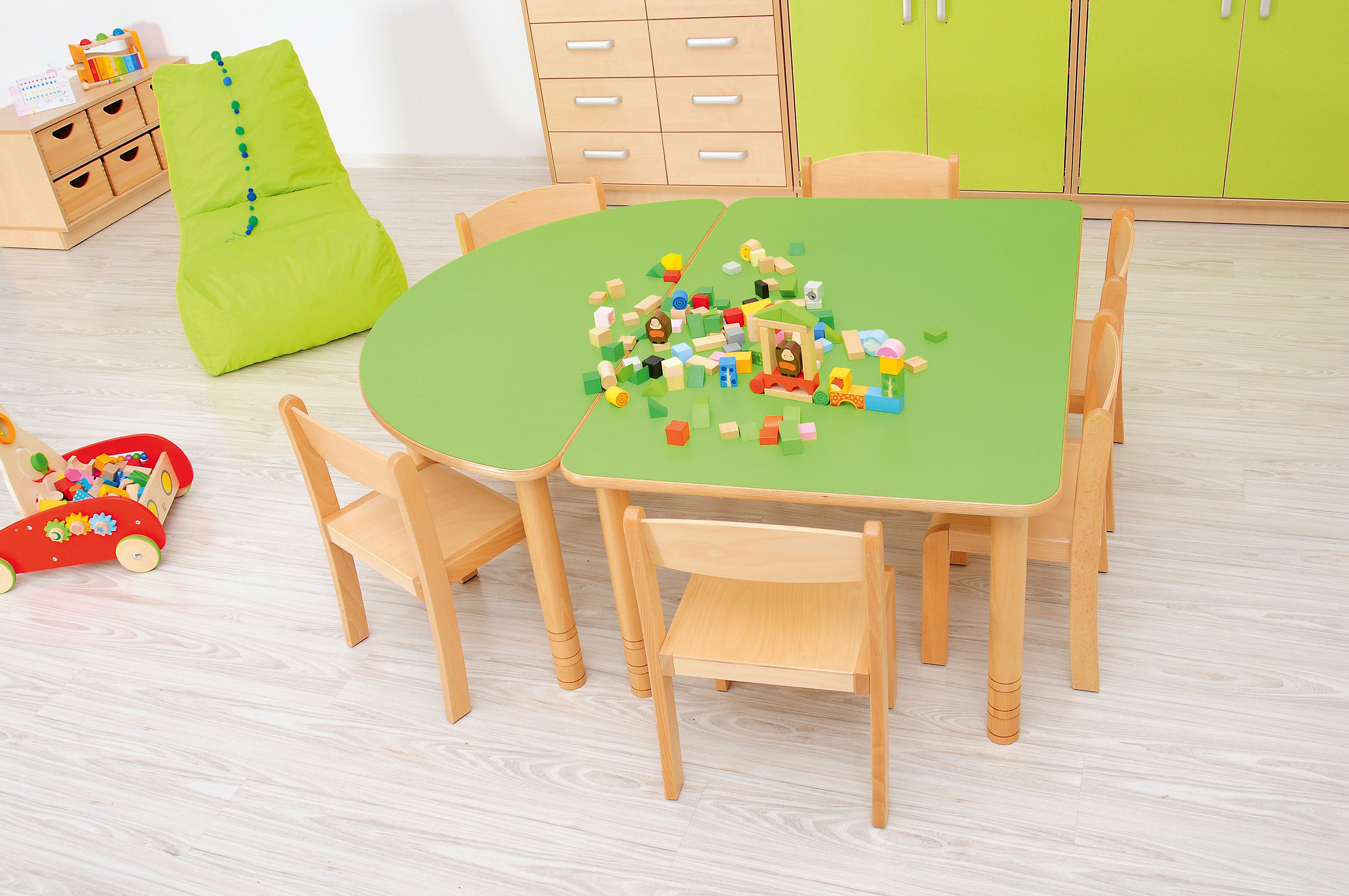 Tisch für Kindergarten Krippe und Grundschule in grün im Gruppenraum