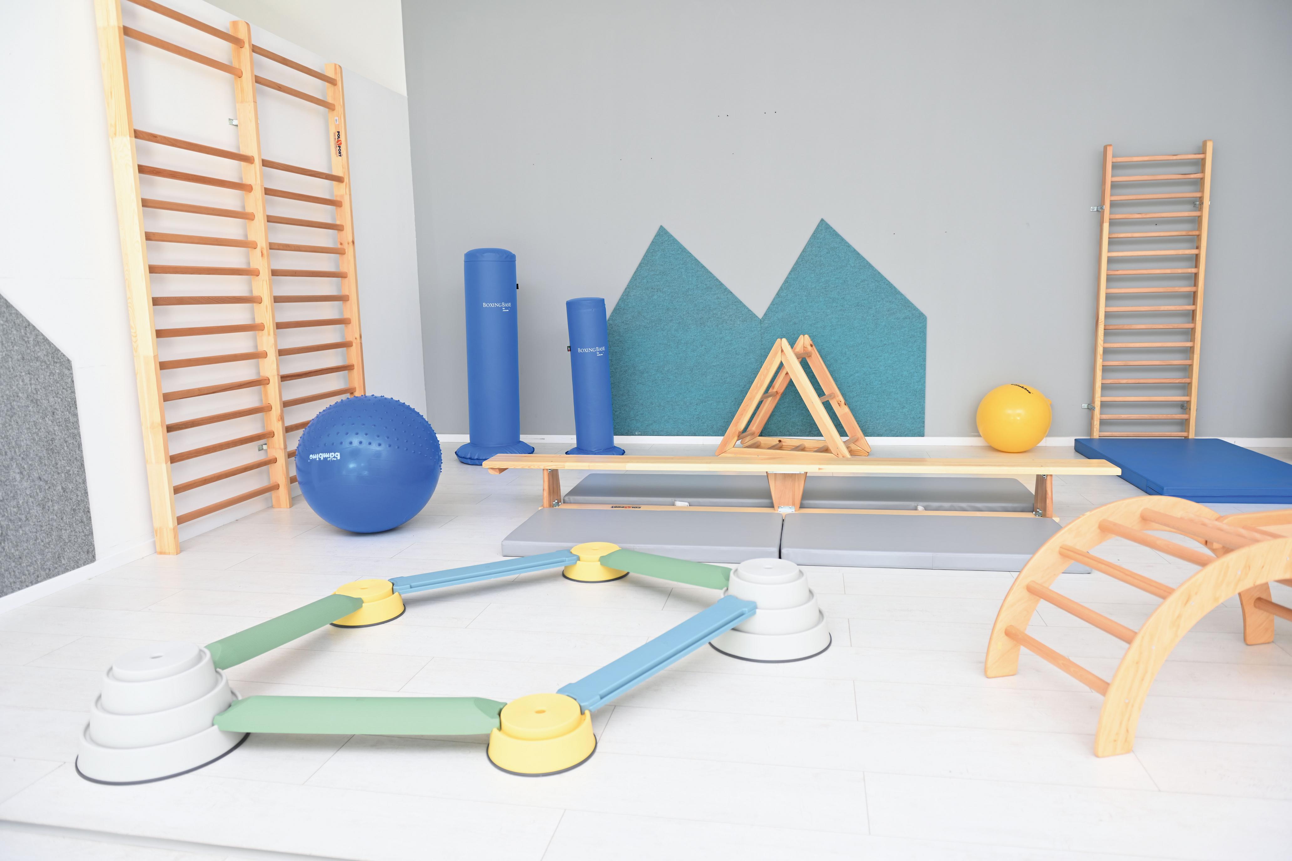 Turnbank 3 m im Bewegungsraum mit Sportgeräten.