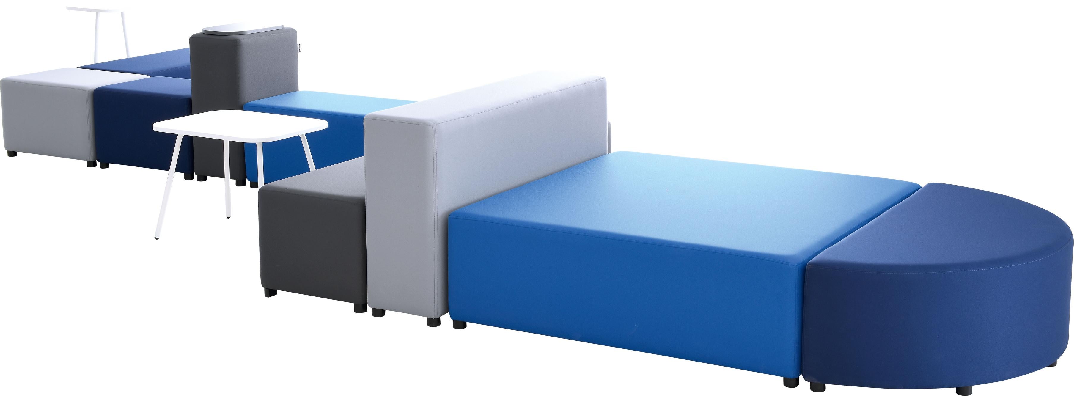 Verschiedene Blautöne Sitzlandschaft mit modularen Loungemöbeln.