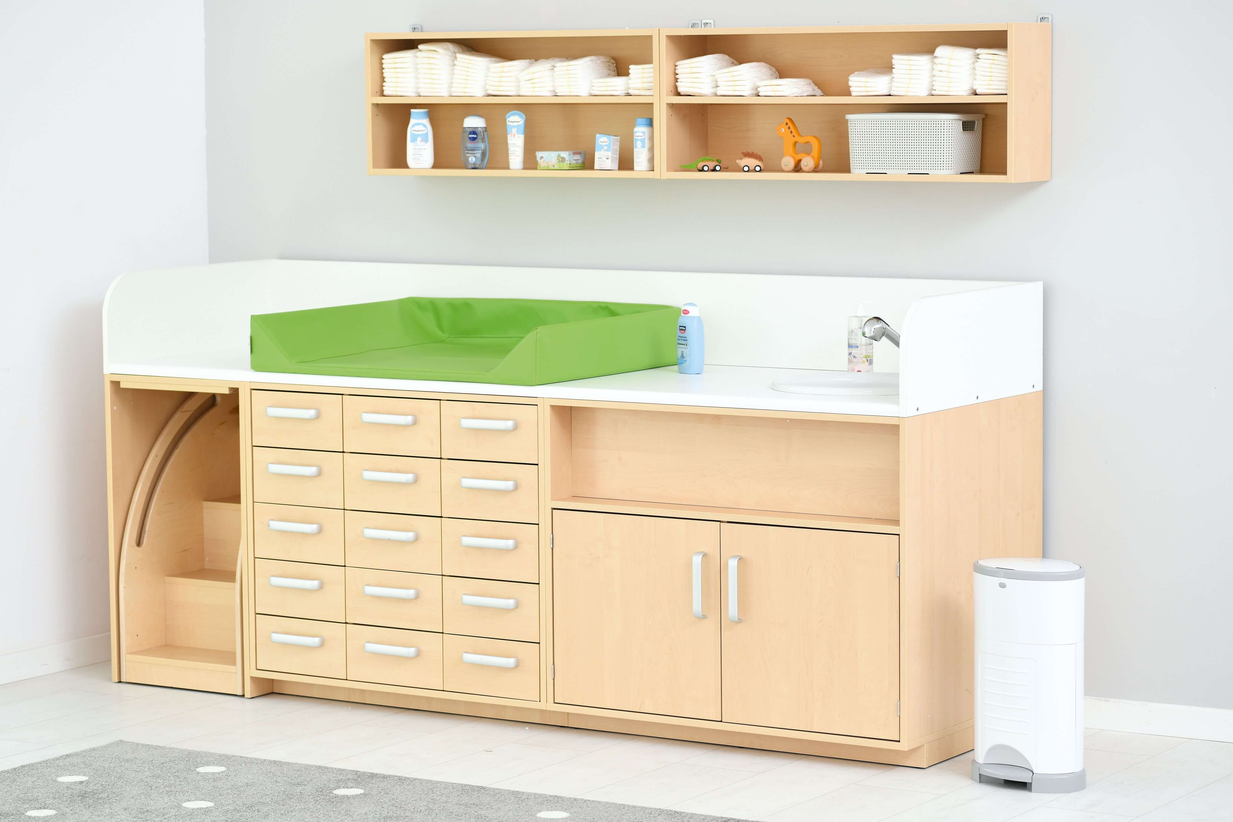 Wickelkommoden-Landschaft XXL mit Treppe und Waschbecken/Badewanne. Geeignet für die Krippe, Kita & Kindergarten.