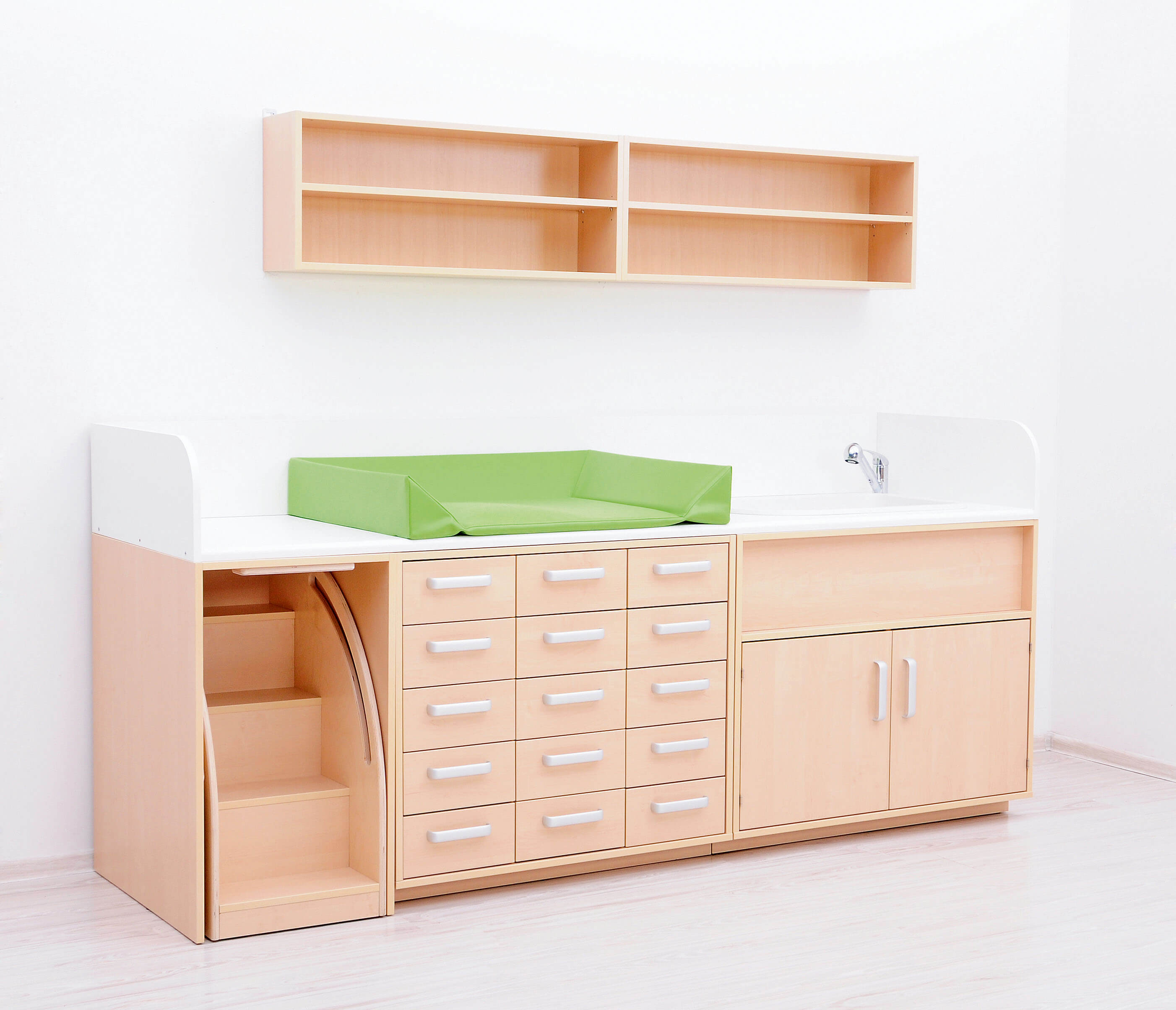 Wickelkommoden-Landschaft XXL mit Treppe und Waschbecken/Badewanne. Geeignet für die Krippe, Kita & Kindergarten.